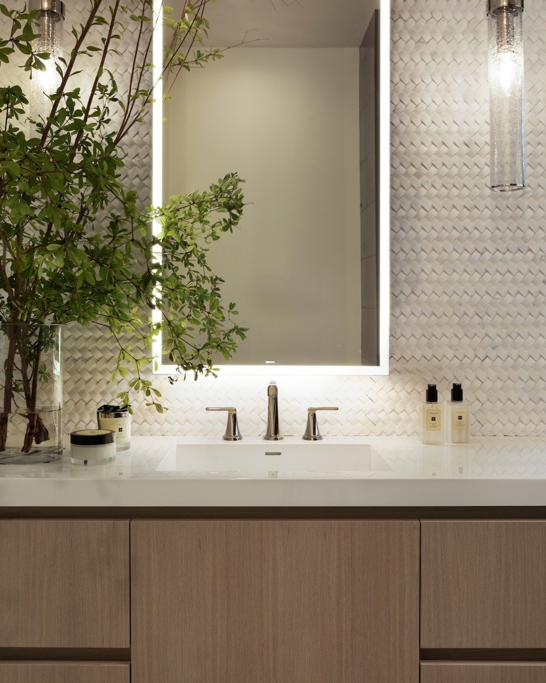 Client spotlight: Master bath elegance is reimagined in a local abode, where @lacavadesigns Kubista vanities meet the ambient glow of @casabath Up mirrors, enhanced by sleek LED illumination. Modern living, thoughtfully designed.

Ready to update you