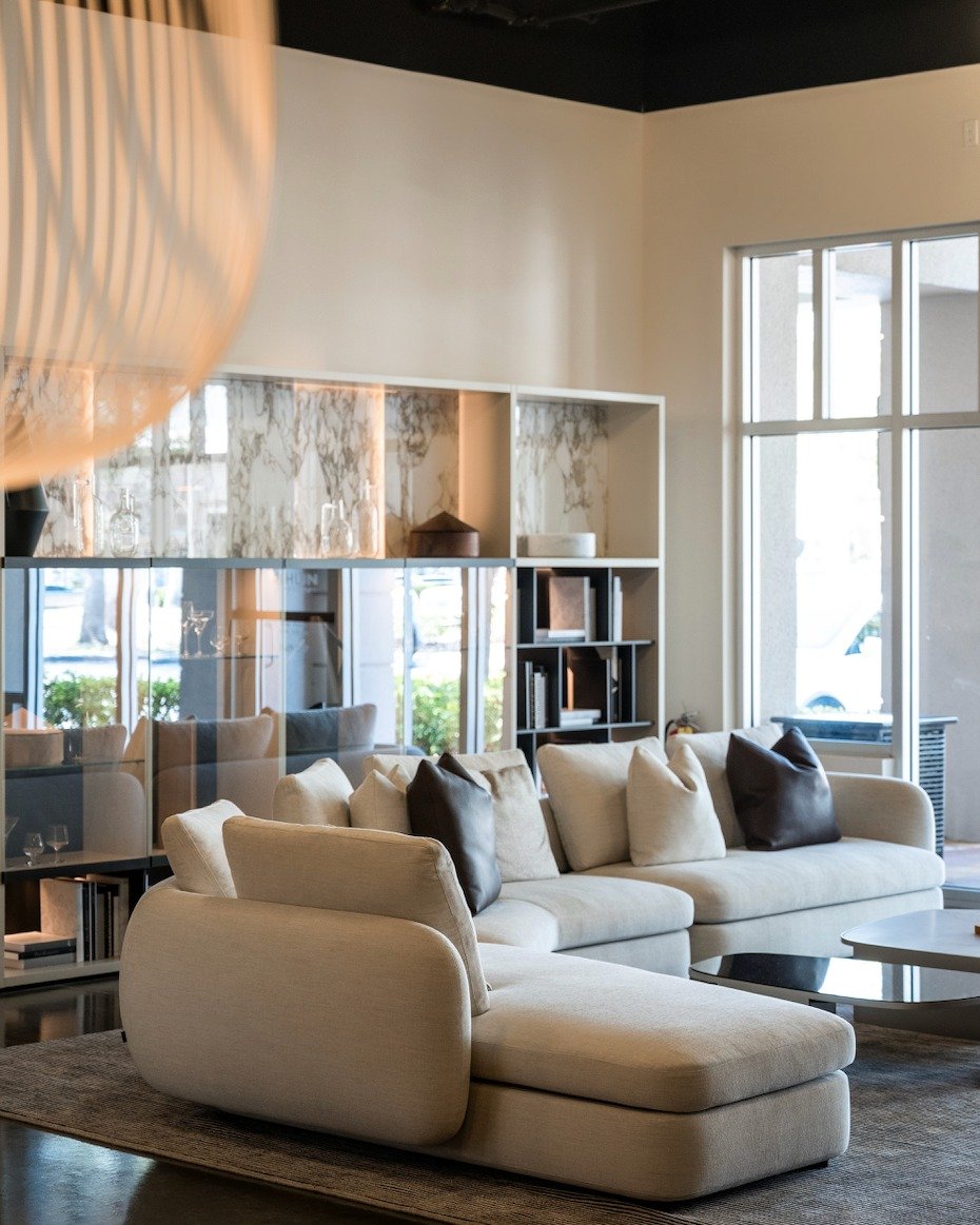 Embrace the warmth of 1970s-inspired design with @poliform_official's Saint-Germain sofa system. These curved, sensual forms enhance any space into a welcoming haven, infusing that coveted feeling of home comfort. Soft, enveloping lines create linear