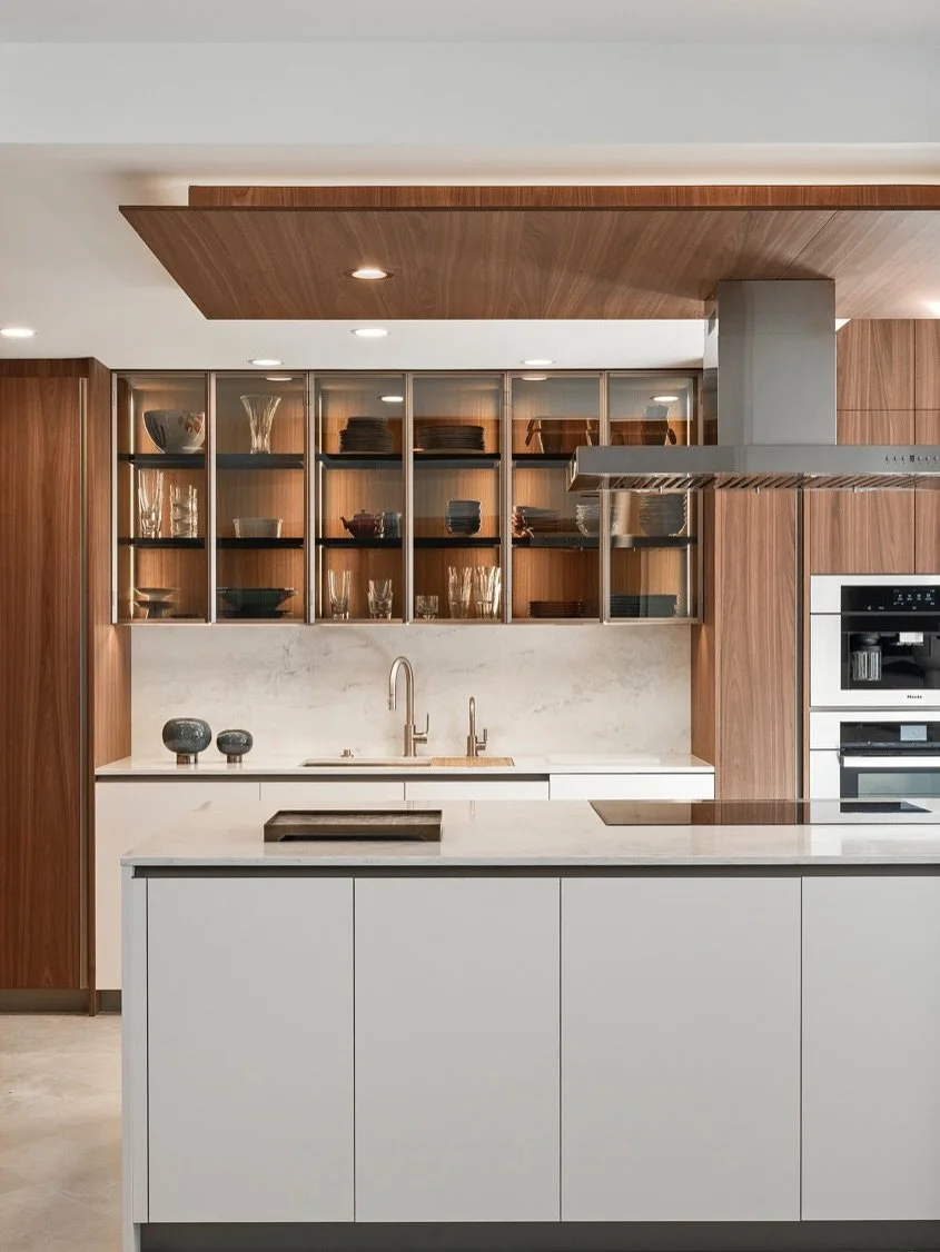 This private Naples residence is the result of a shared design vision brought to life. In collaboration with @jinxmcdonald, this kitchen showcases @poliform_official&rsquo;s Alea Pro Kitchen paired with the striking Blade snack top island&mdash;where