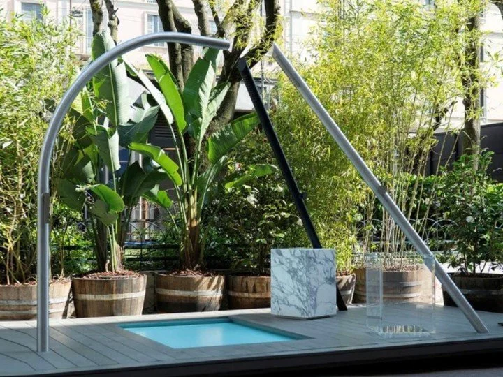 Inspired by elemental forms and natural rhythms, the Wellness Ritual Outdoor collection by @fantini_official, designed by Marta Sansoni, reimagines the outdoor shower as a restorative moment. Sculptural silhouettes and considered proportions encourag