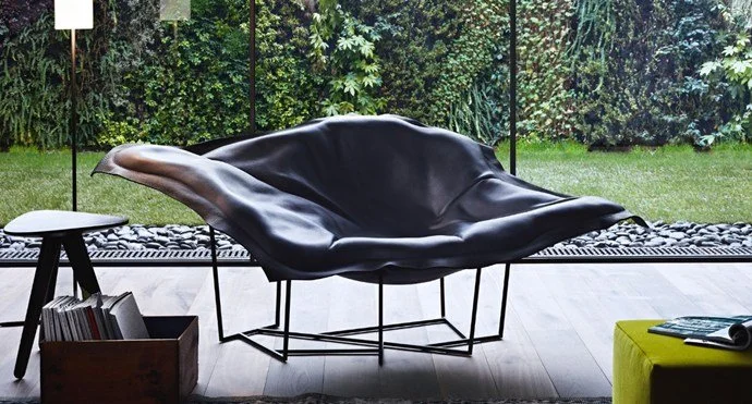 An atmosphere shaped by subtle strength, and generous proportions. The Wallace armchair by @poliform_official introduces a grounded softness that feels both contemporary and enduring, inviting the body into a moment of composed repose. Its sculptural