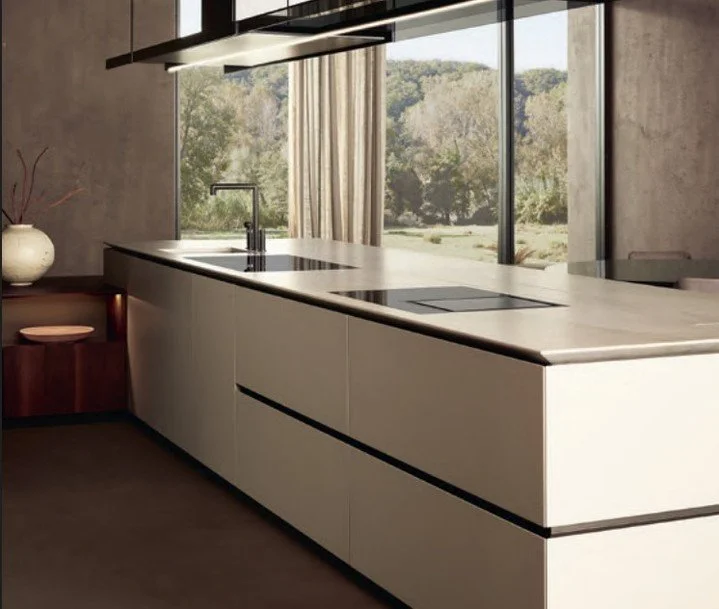 Artex Pro by @poliform_official redefines culinary environments through tapered geometries and material sophistication. Quartzite surfaces appear to float above refined cabinetry while integrated systems dissolve the boundaries between preparation an