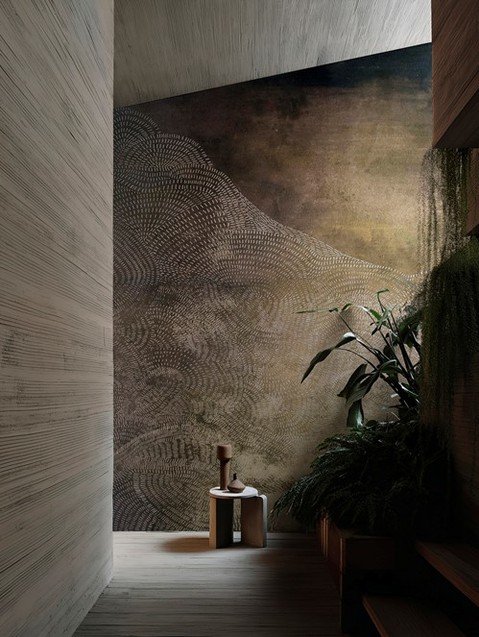 Surface as atmospheric statement. Ephemera by @wallanddeco, designed by Talva Design, transforms contemporary wallpaper into vertical canvases that shift with light and perspective. This collection embraces the ephemeral nature of design itself&mdash