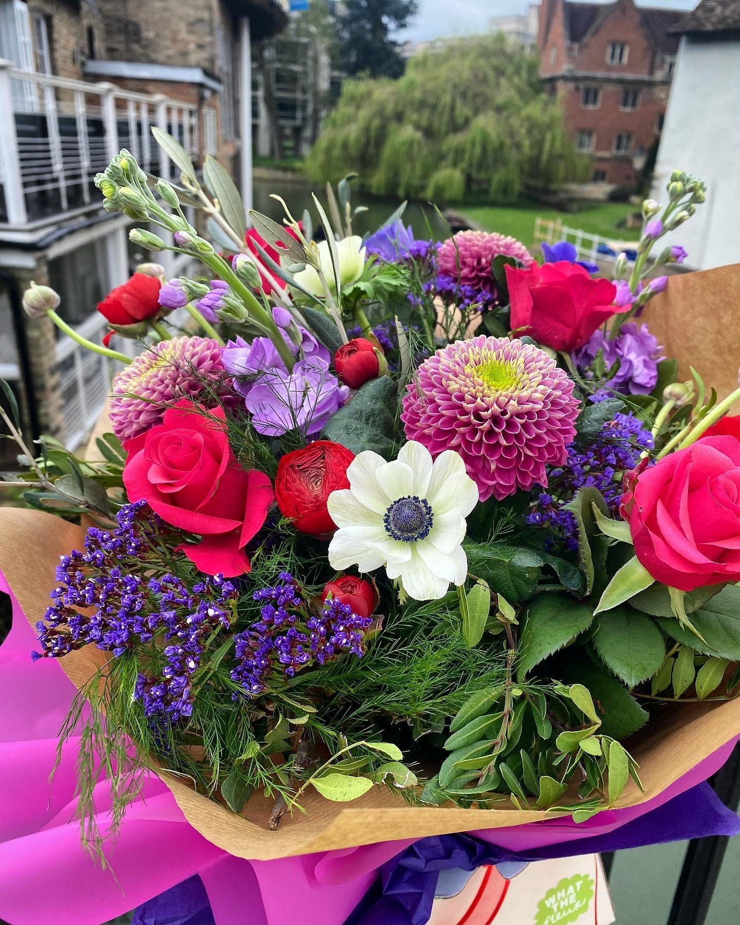 Anemones (say it like Nemo) make everything better! ❤️
Stocks and ranunculus too. 🥰
Spring flowers are the flava of the moment - so get &lsquo;em whilst they&rsquo;re hot! 🔥 
(And before they go out of season!) 🛼
Little trotsky delivery over the b