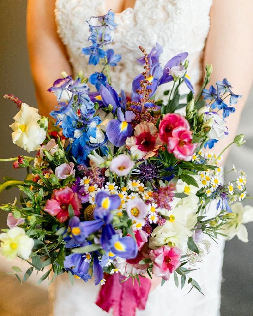 Seasonal flowers at their finest! 💫
Untamed, natural florals with all the texture and variety. 

For Becky, who told me with confidence that she &lsquo;loved all flowers, so was happy for me to include any flowers that complimented her colours &amp;