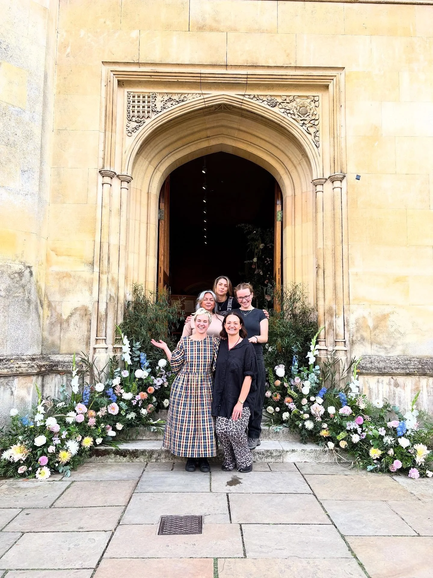 Love a big wedding &lsquo;cos I can get the WHOLE GANG involved! 🥰
On a gorgeous day back in August we made flower magic and fun memories for A &amp; E&rsquo;s special day at @kings.college 

The flowers were stunning, the couple were a dream to wor