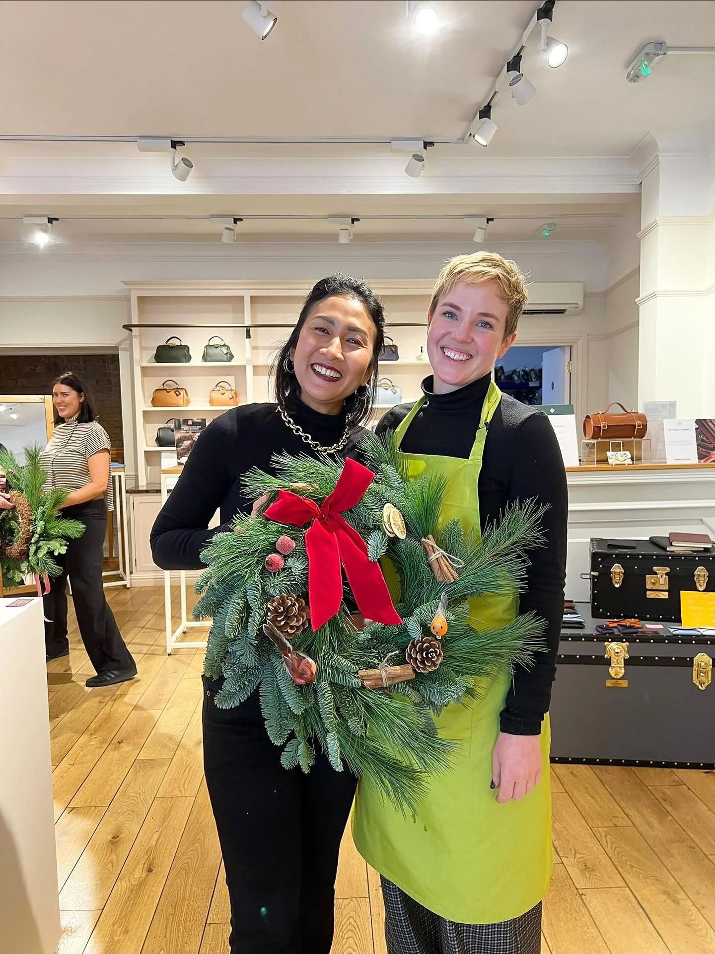 @what_the_fleur x @cambridge_satchel 🌸🌿👜💕

We had the best time hosting an intimate wreath workshop in the gorgeous settings of an ICONIC Cambridge brand - CAMBRIDGE SATCHEL. 💼🧡 Their bags are so stunning and beautifully hand crafted! We thorou