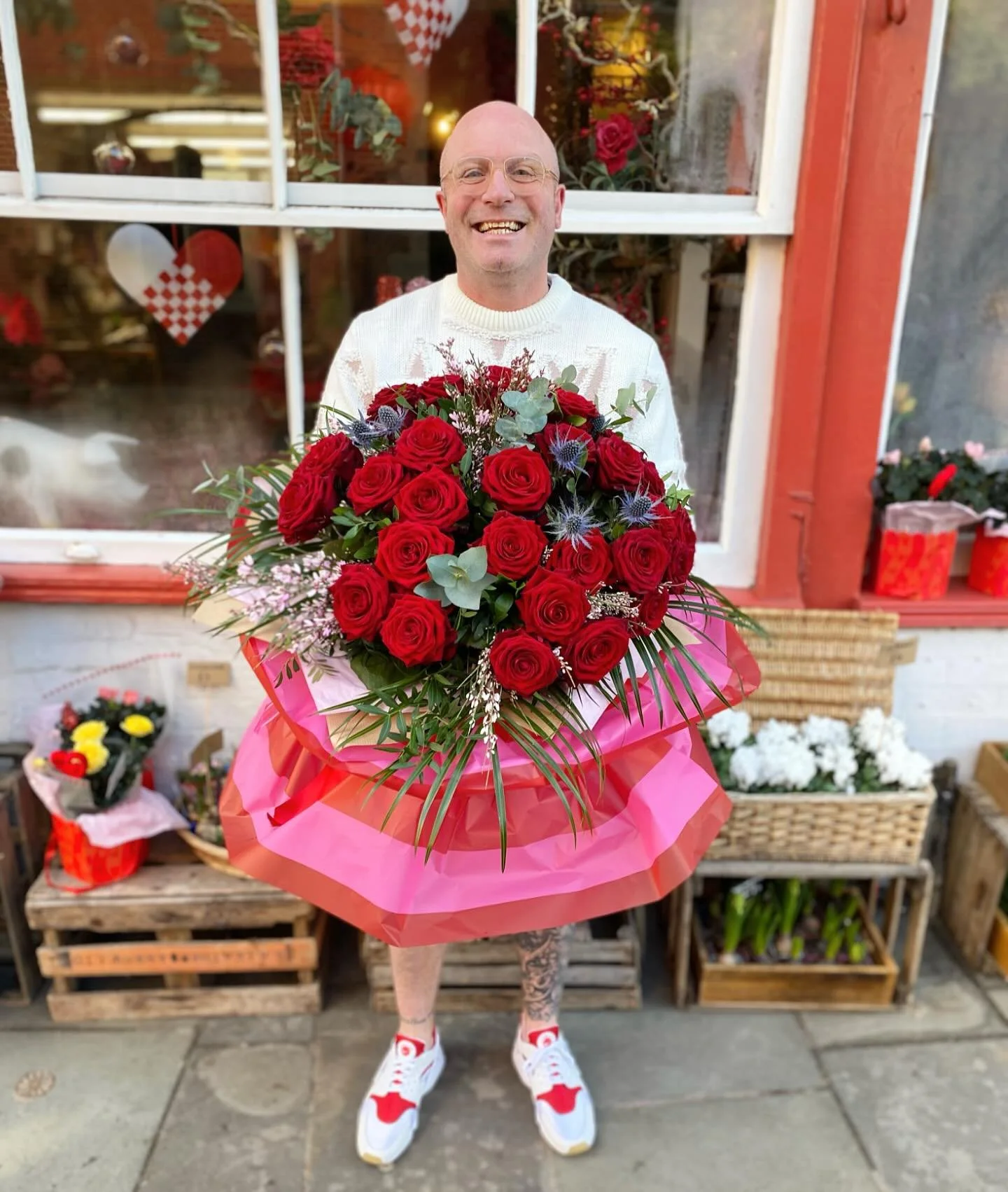 VALENTINES 2026 ☑️🎈🙌🏻🥳💥

This is the only photo I managed to take on the day, but what a photo it is! 💕 It&rsquo;s not Valentines at WTF without Mr @julianfowler11 stopping by for a deliciously large bouquet of roses - this year she&rsquo;s eve