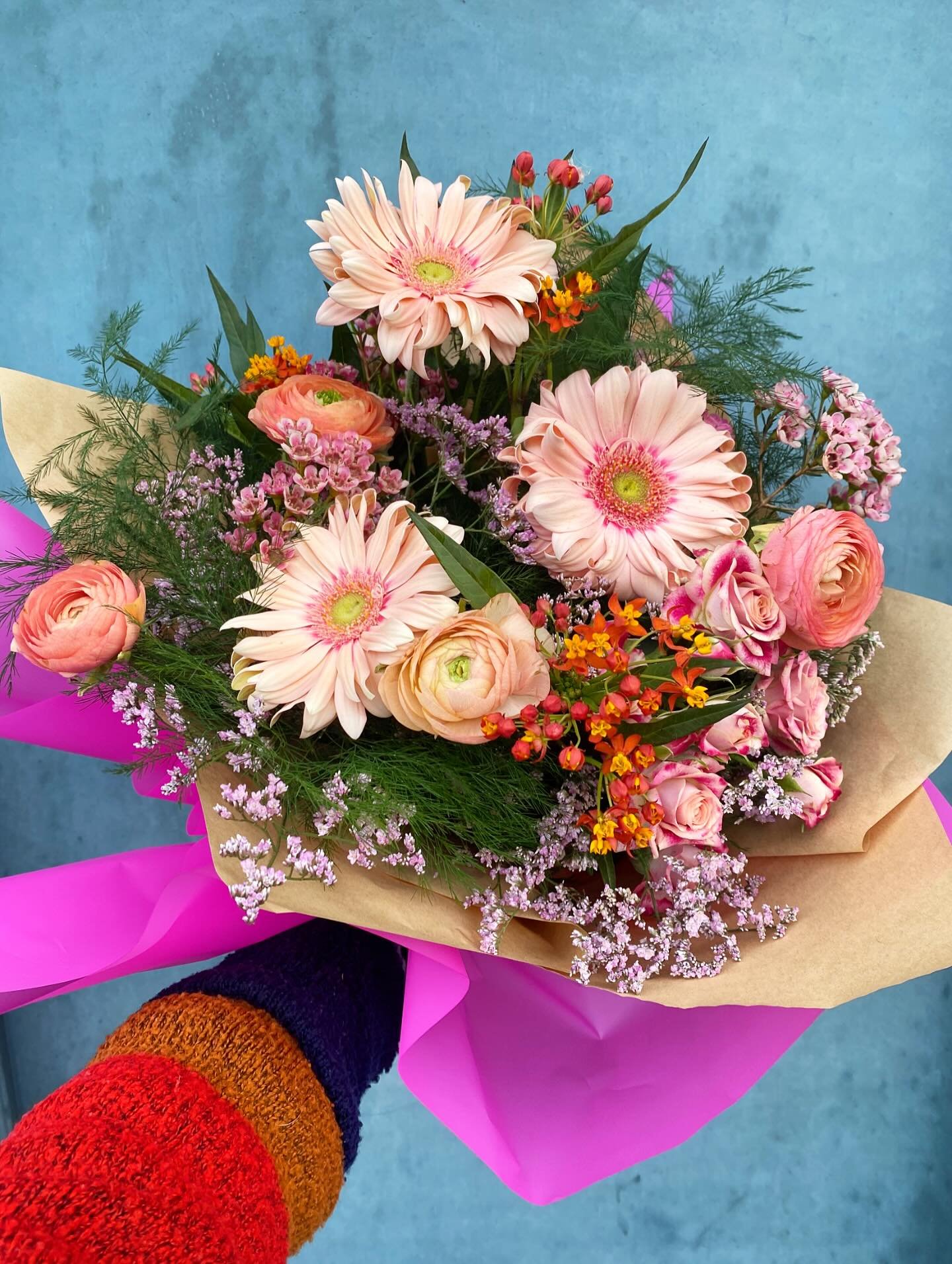 Stopped in the sun to take a pic of these peachy babes before they went out for delivery! 🍑💘🚐✨

Gift bouquets are entering their Spring ERA. 🌷🌤️

Does this mean we get to see more ranunculus? 
YESSIR! 😍😍

#bouquetoftheday #peachy #stylingthese