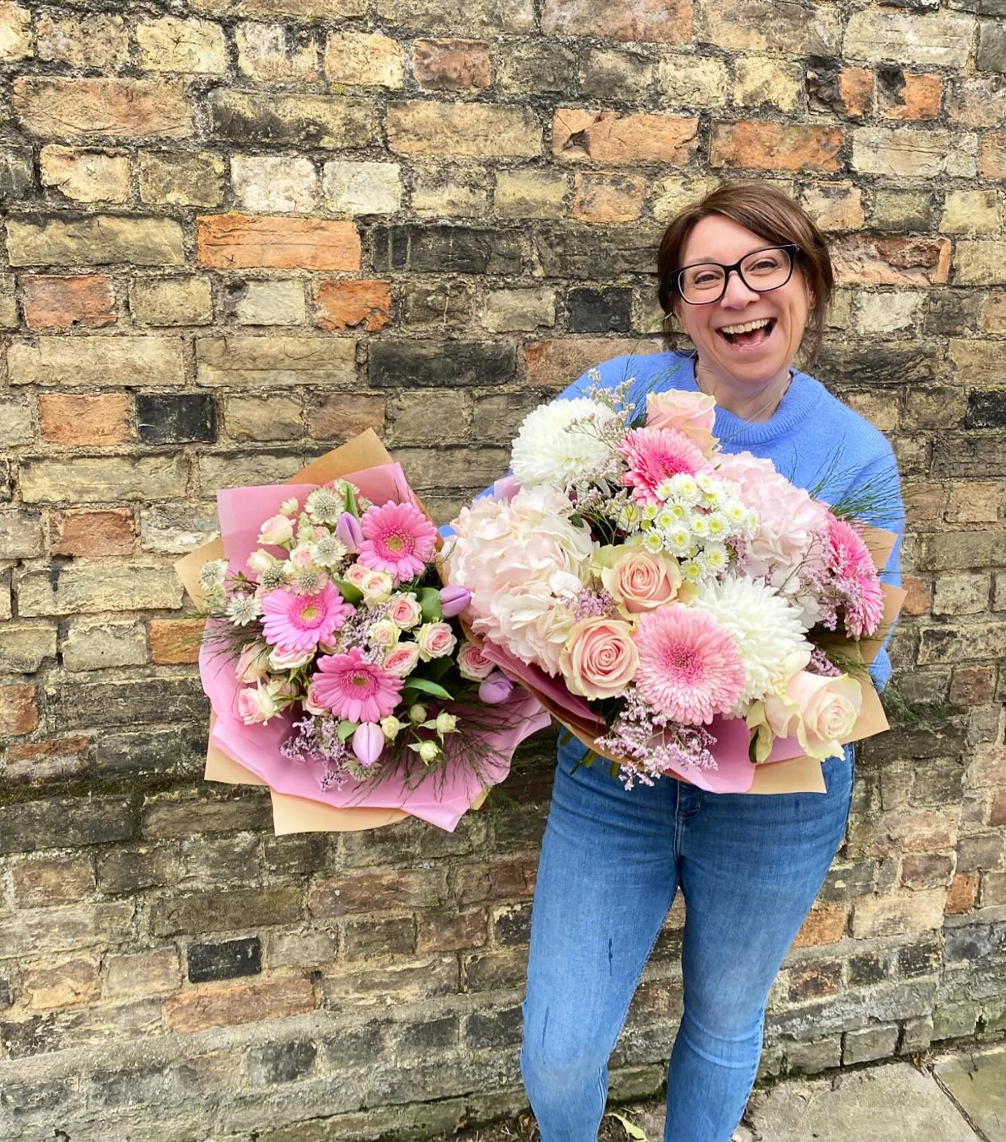 Lil&rsquo; v Luxe 🌷💐

Ever wanted to see a size comparison between our small &amp; large florists choice bouquets? 🙋🏼&zwj;♀️
Here&rsquo;s the lovely Sally modelling them both in the &lsquo;soft &amp; muted&rsquo; palette. 💗

Whether you want a p
