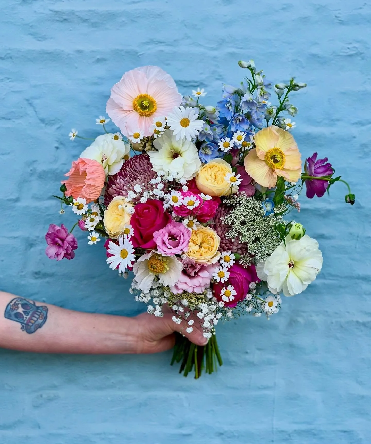 Because Ellys&rsquo; bouquet deserves her own spot on the grid&hellip;. 🌸💐💘✨

Hands up if those poppies are stopping you in your tracks! 
🙋🏼&zwj;♀️😍💞😍🙋🏼&zwj;♀️

&bull;S&bull;W&bull;O&bull;O&bull;N&bull;

#whatthefleur #cambridgeflorist #dre