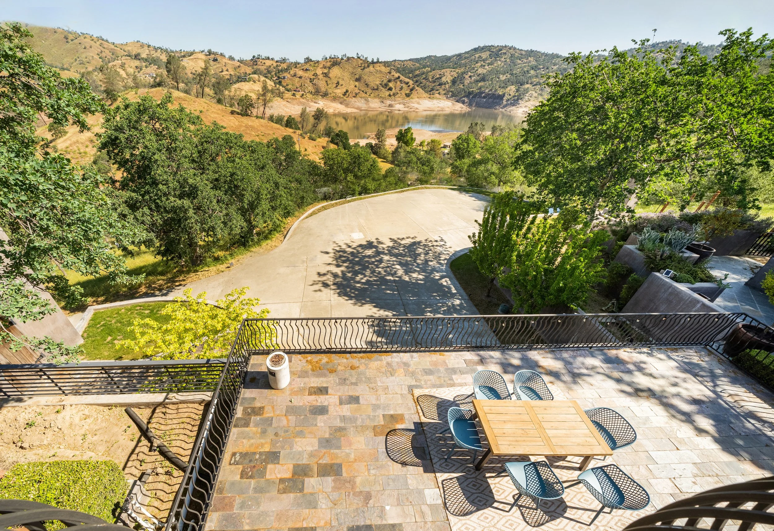 Reatestate - outdoor dining with lake view.jpeg