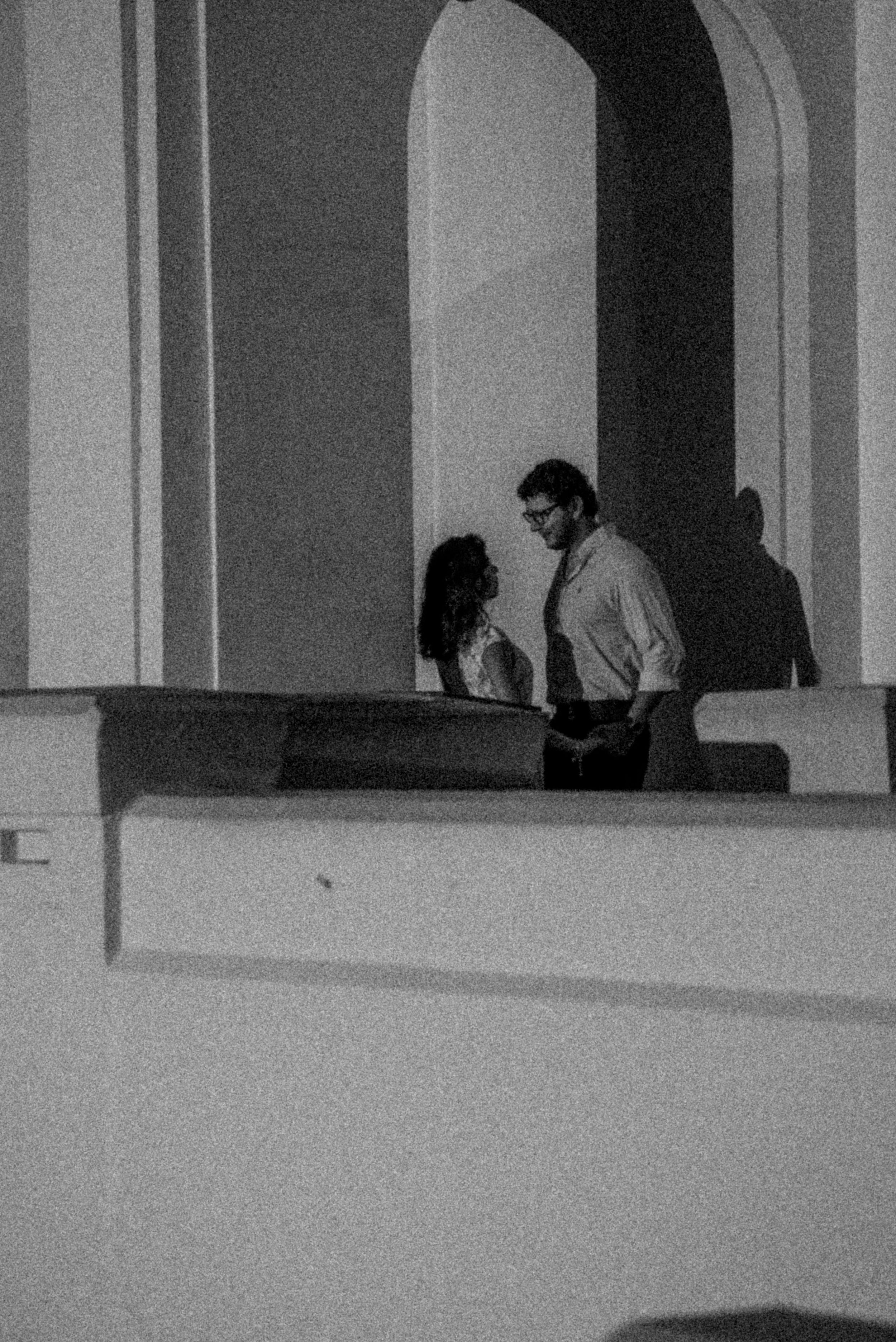 griffith-observatory-los-angeles-couples-session-black-and-white-archway.jpg