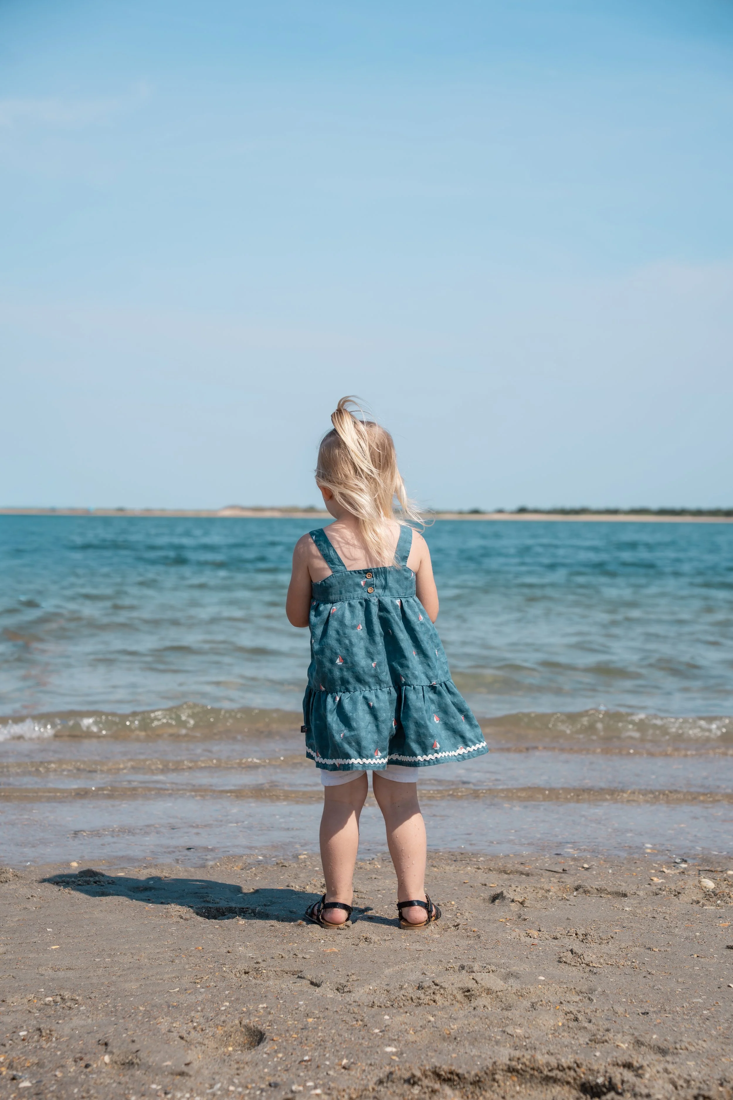 cape-lookout-nc-little-girl-looking-at-ocean.jpg