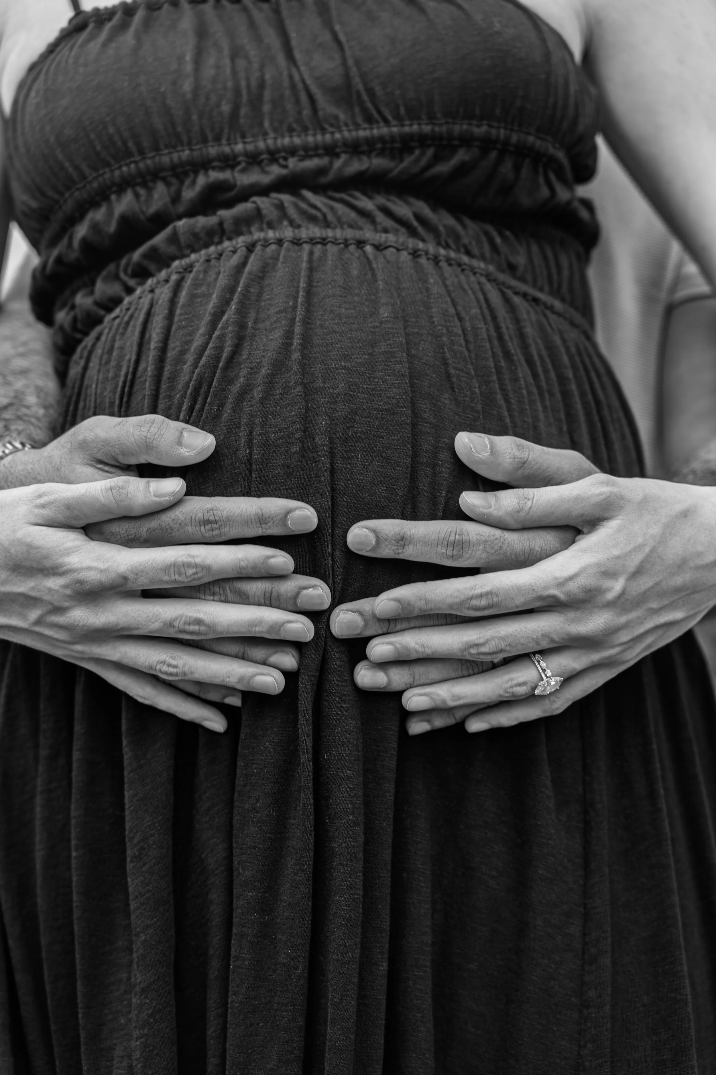 jc-raulston-arboretum-raleigh-nc-maternity-session-black-and-white-baby-bump.jpg