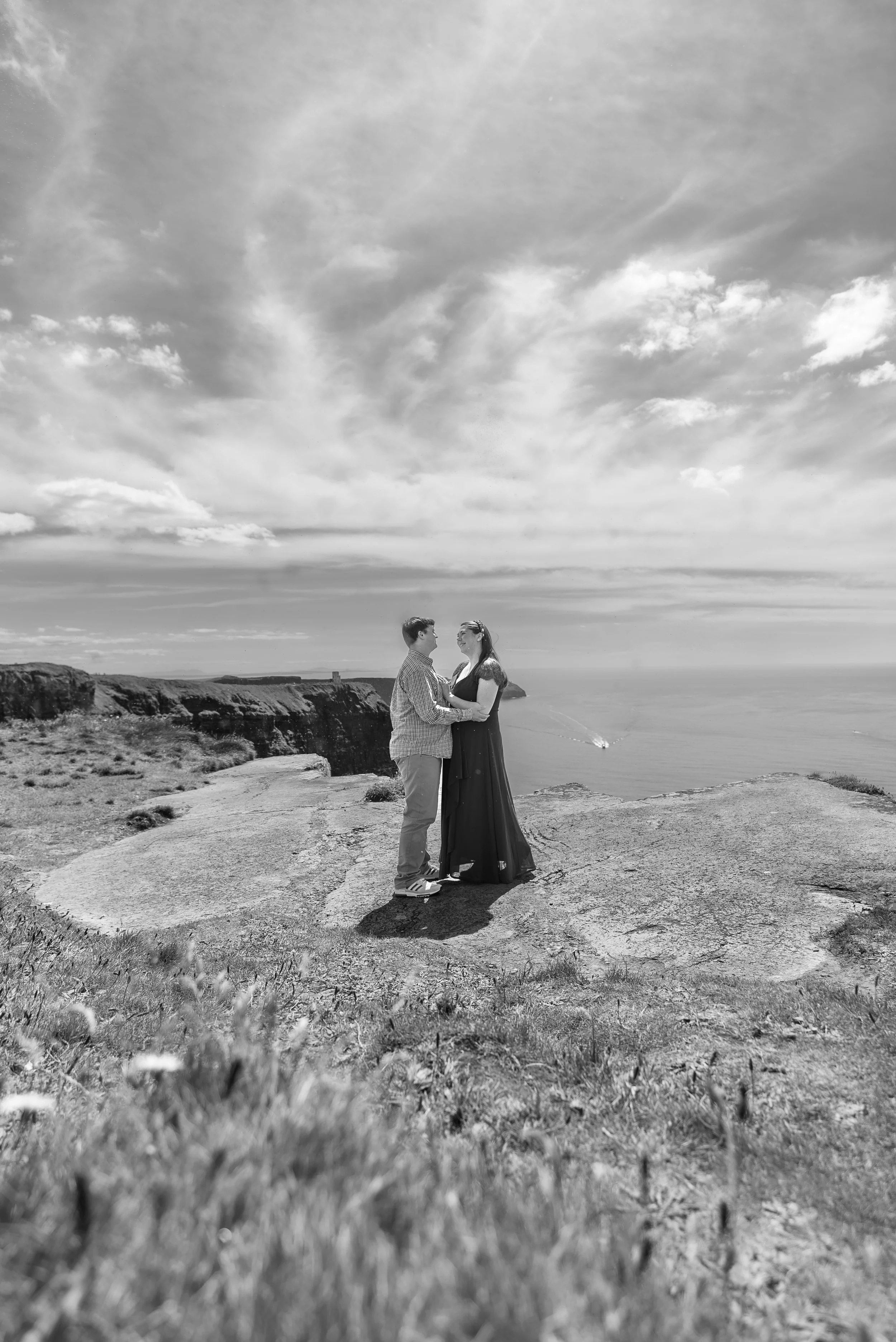 cliffs-of-moher-county-clare-ireland-maternity-session-black-and-white-cliff-edge.jpg