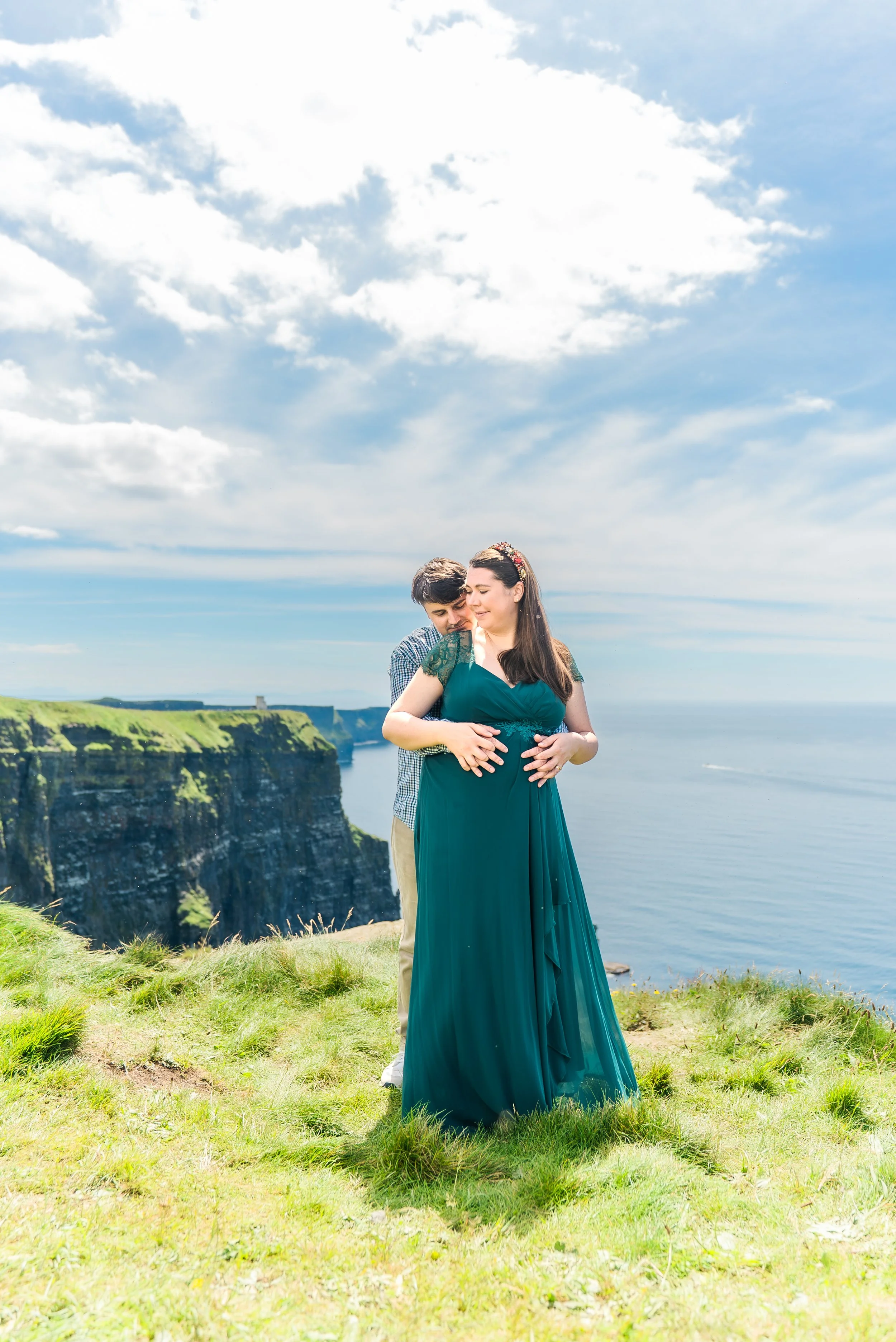 cliffs-of-moher-county-clare-ireland-maternity-session-kiss.jpg