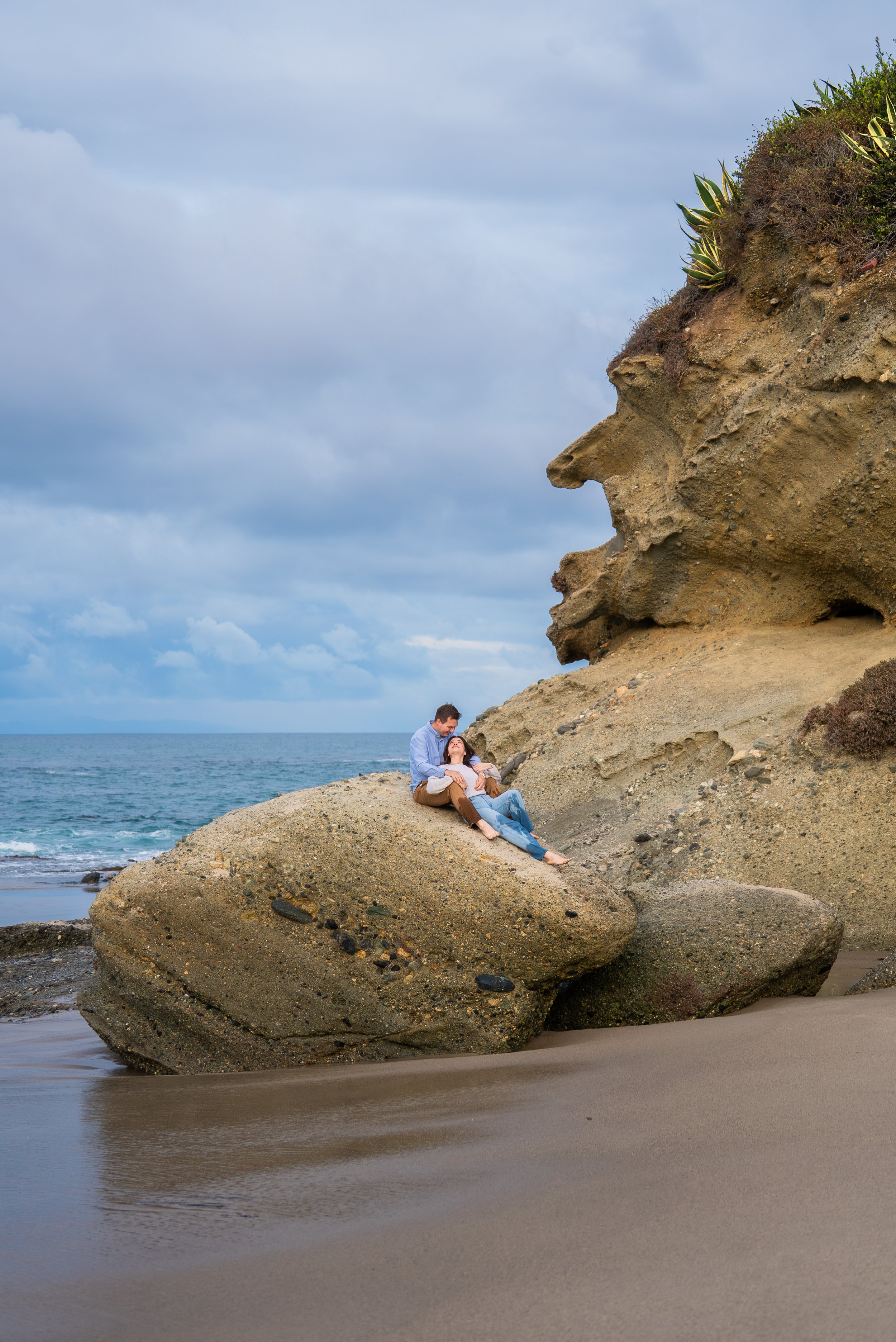 laguna-beach-couples-photographer-coastal-boulders.jpg