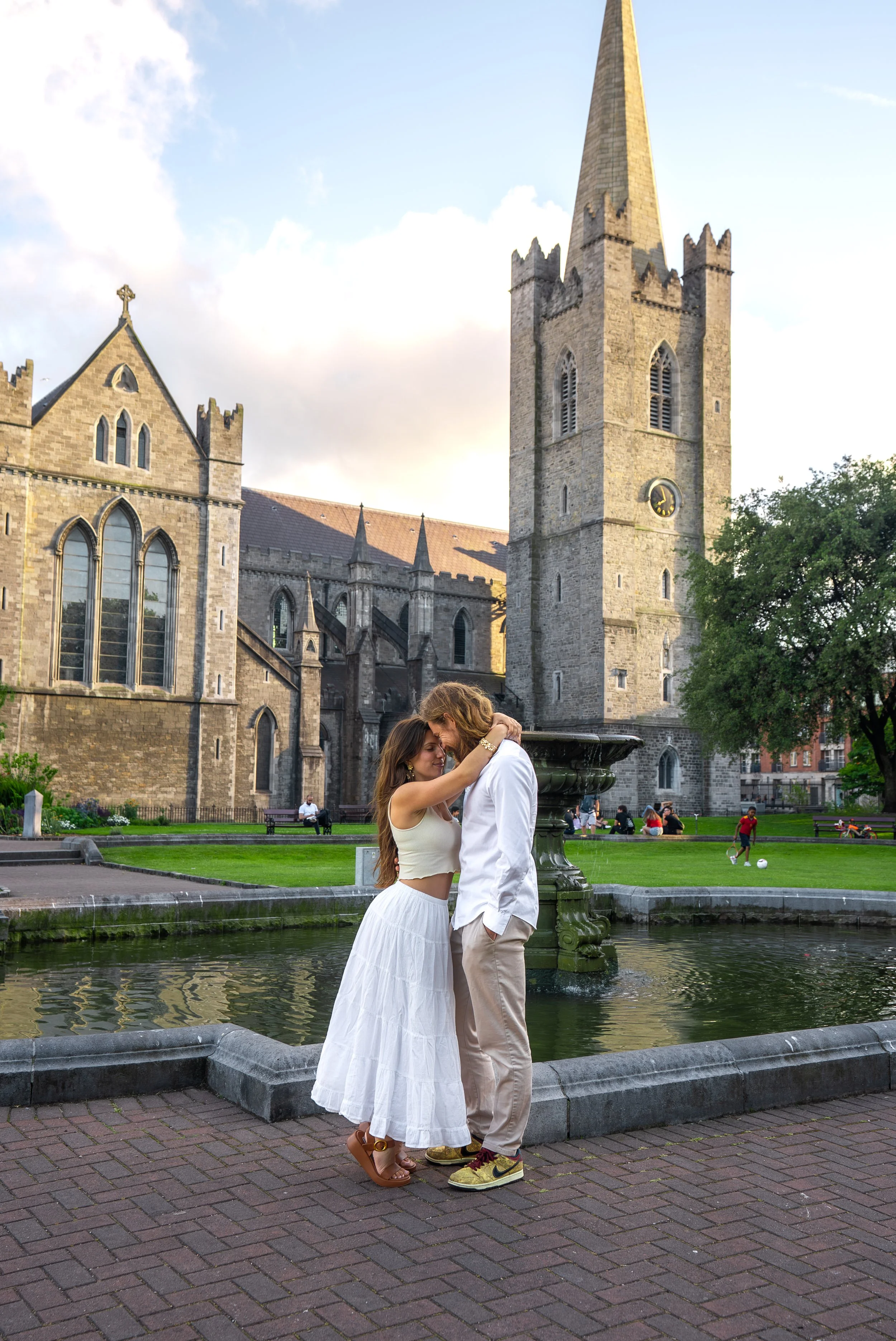 dublin-ireland-couples-photographer-cathedral-fountain-embrace.jpg
