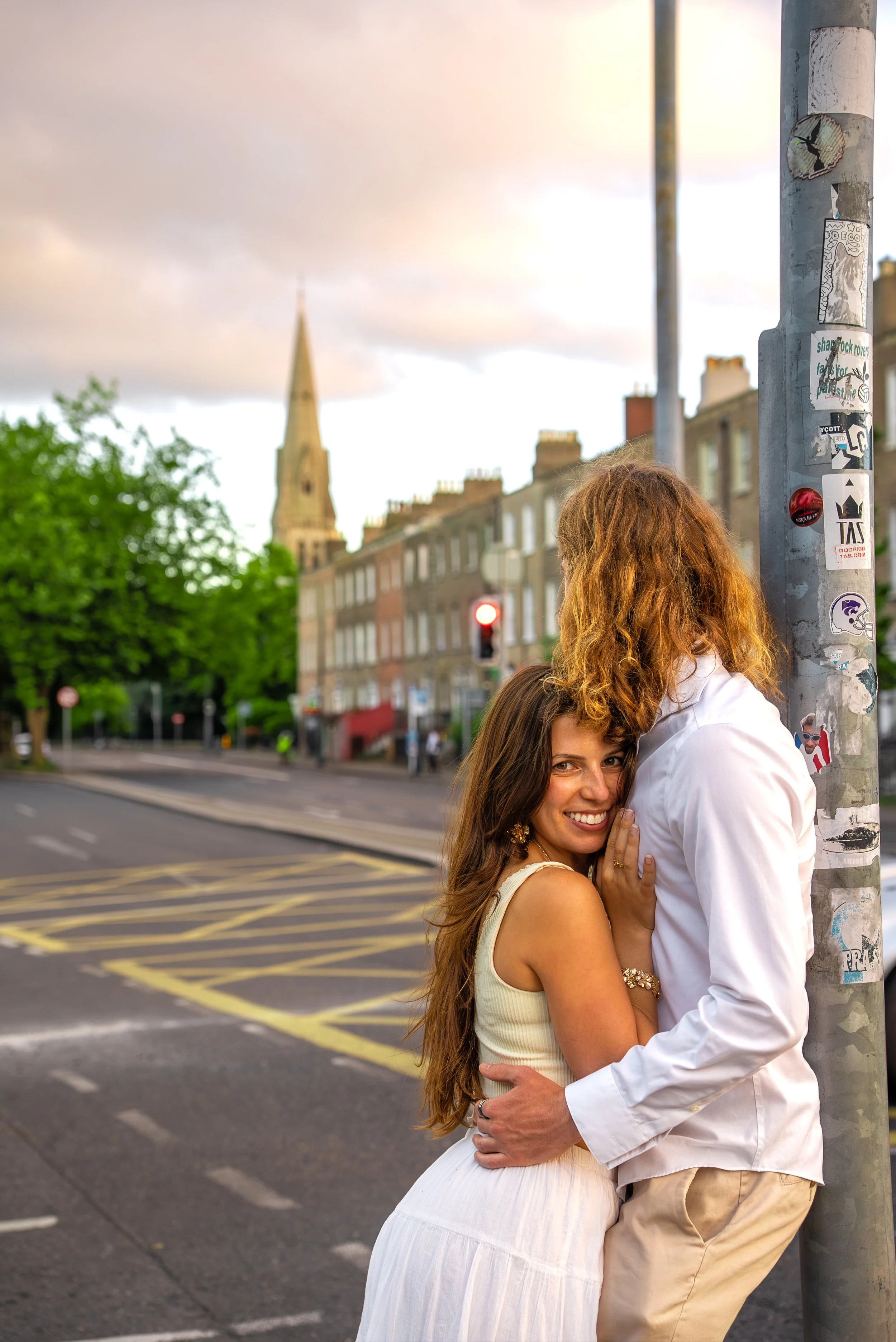 dublin-ireland-couples-photographer-street-corner-kiss.jpg