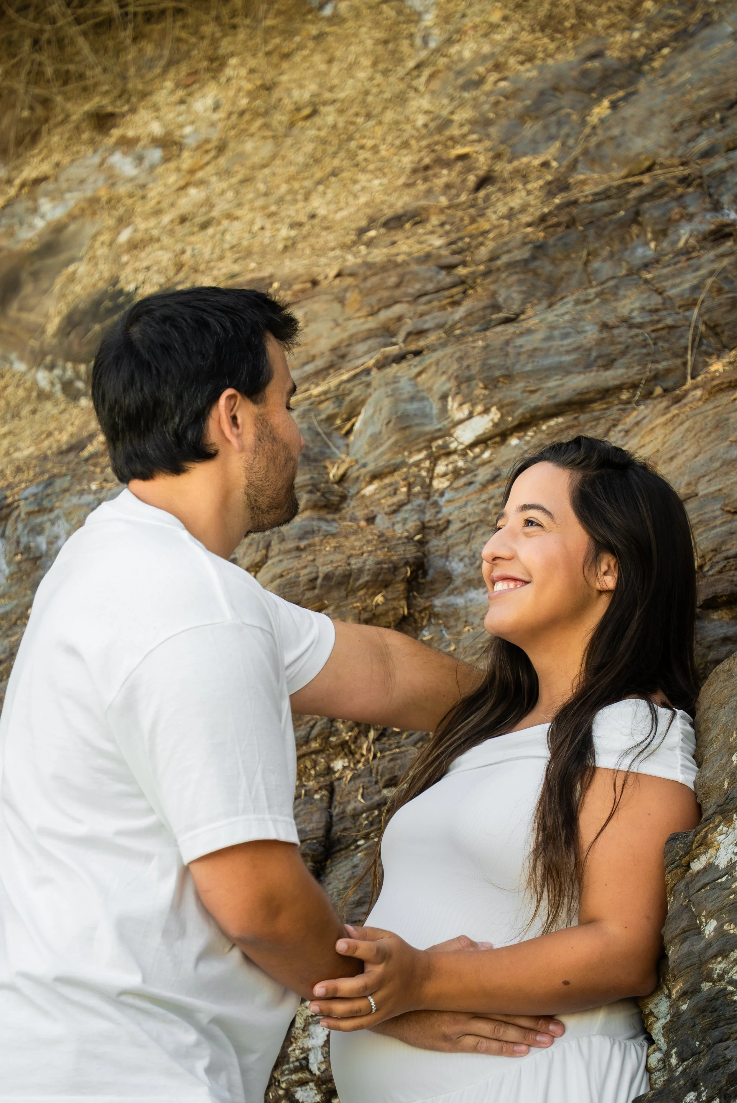 crescent-bay-beach-laguna-beach-ca-maternity-session-rock-wall-close-up.jpg