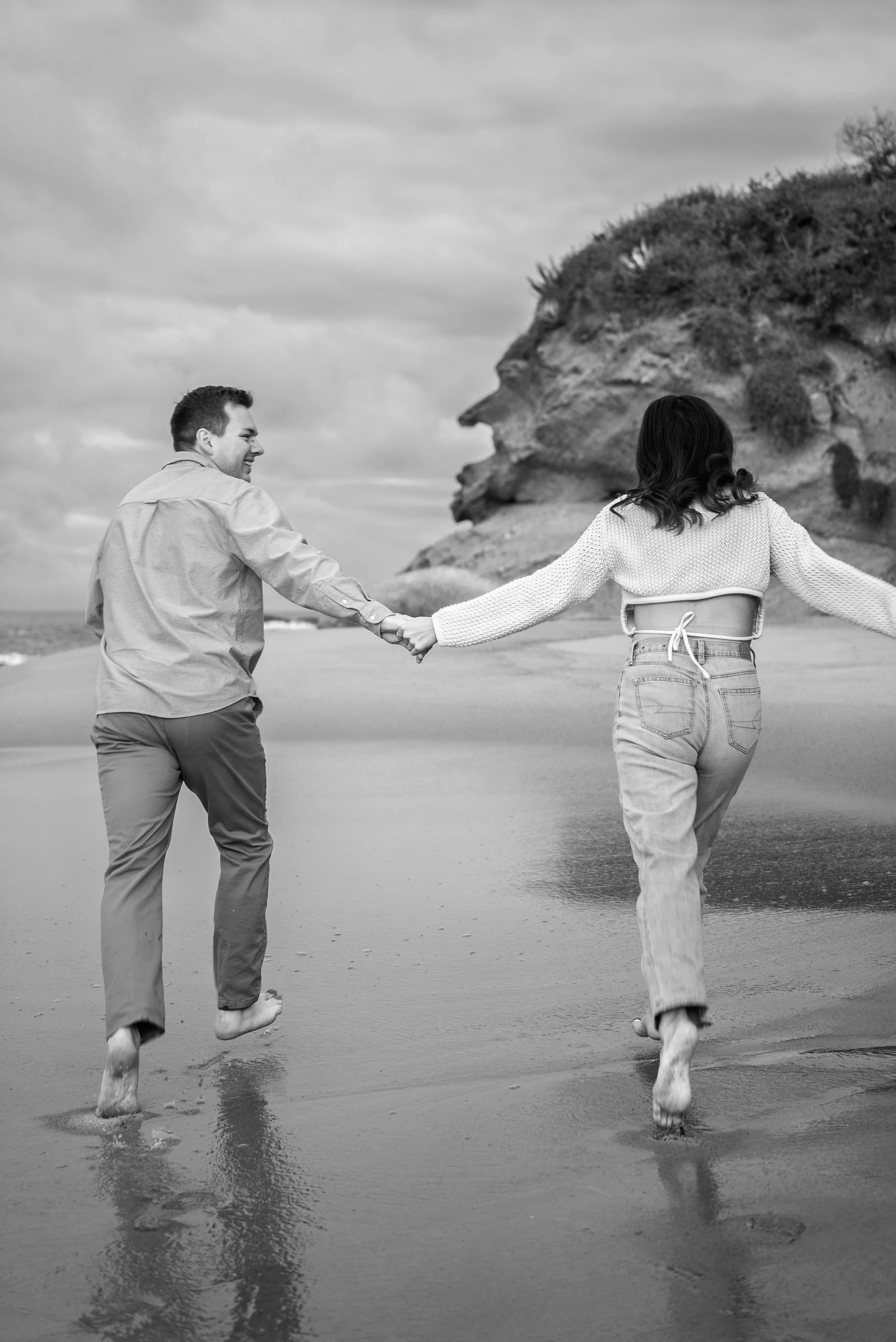 laguna-beach-couples-photographer-black-and-white-walk.jpg