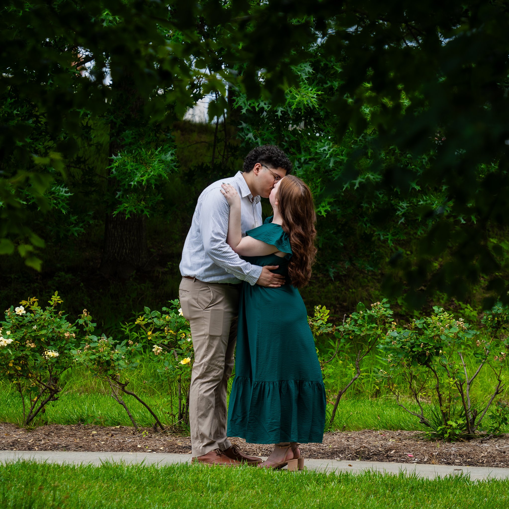 nc-museum-of-art-raleigh-nc-engagement-session-garden-kiss.jpg