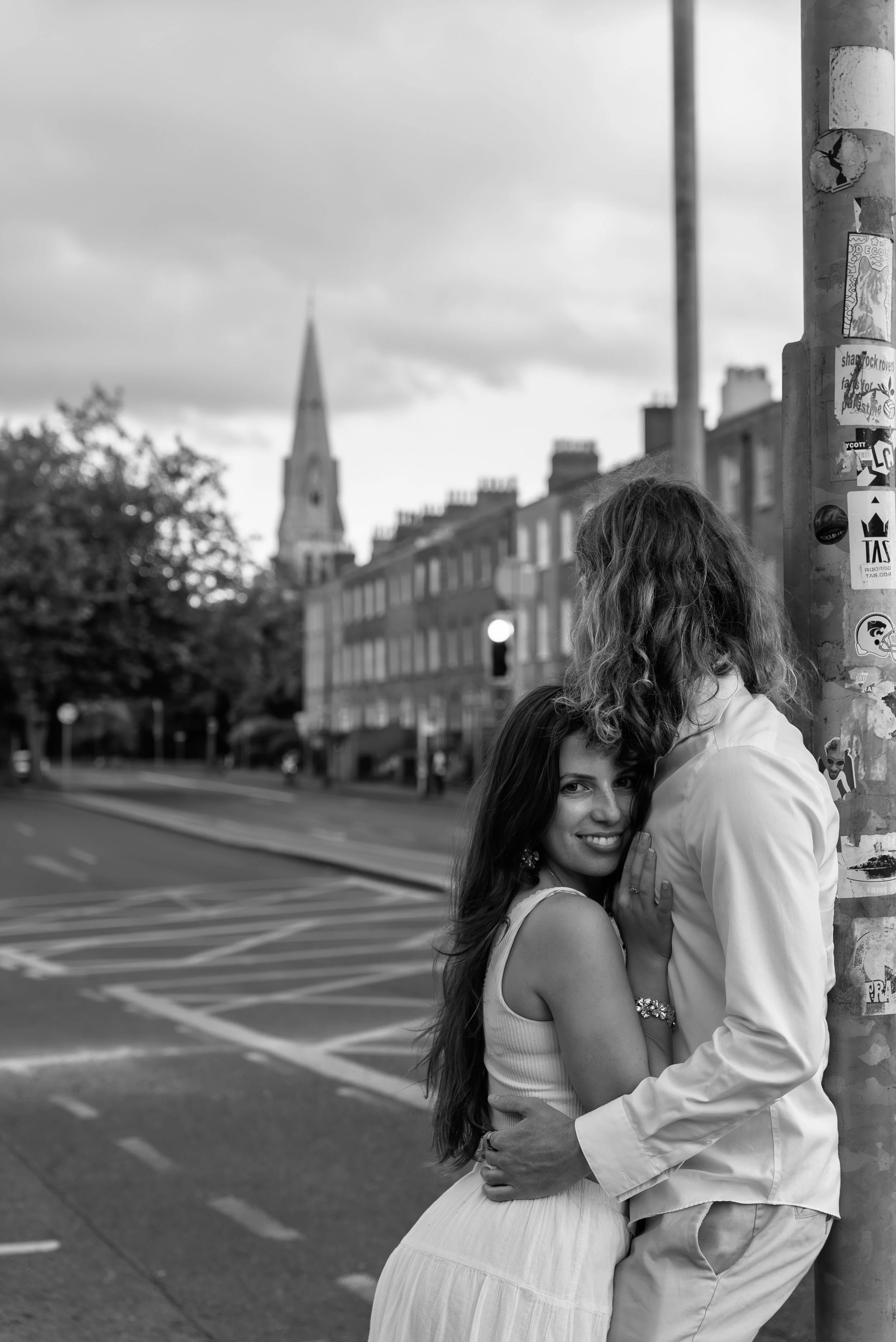 dublin-ireland-couples-photographer-city-embrace.jpg