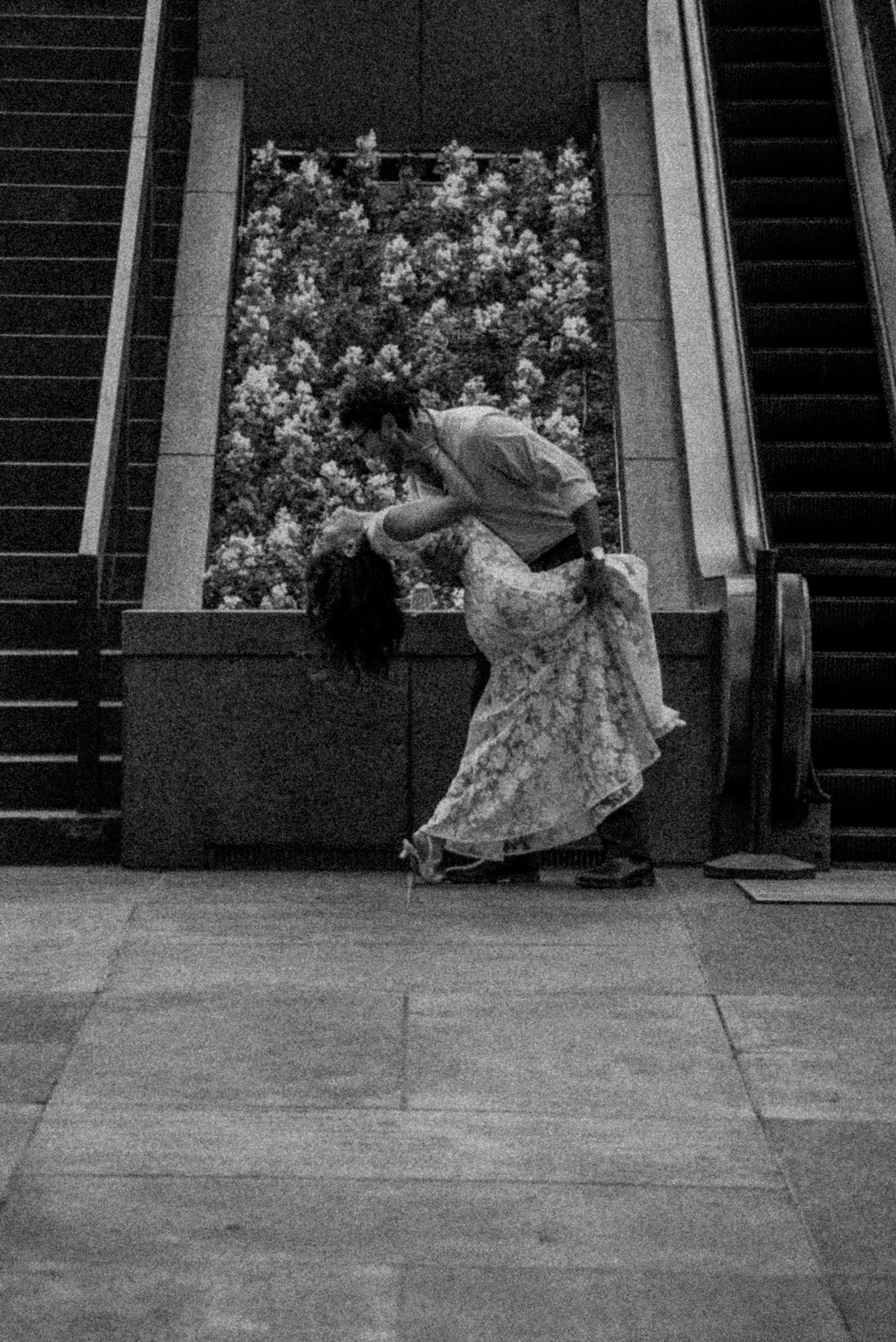 downtown-los-angeles-couples-session-dip-kiss-black-and-white.jpg