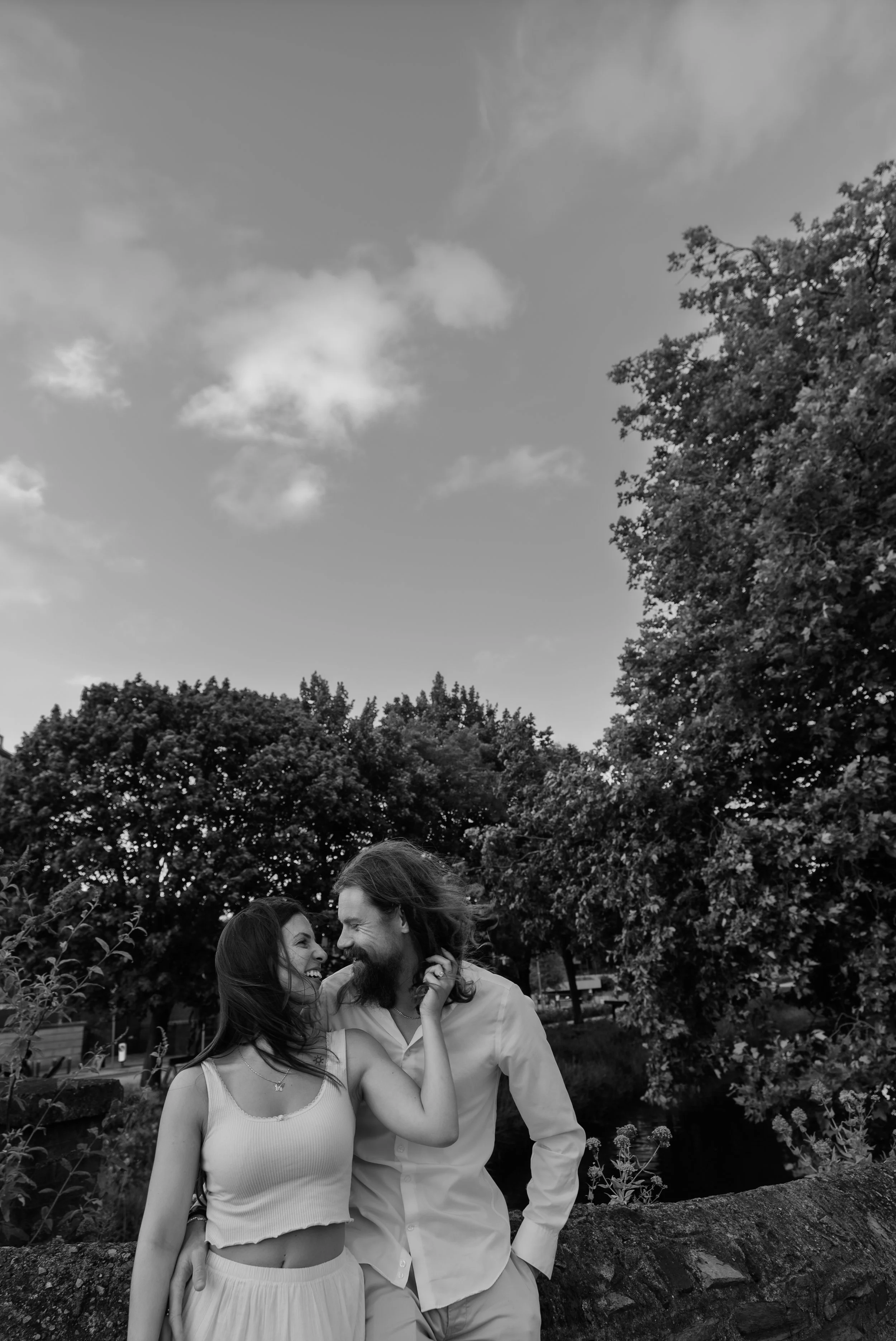 dublin-ireland-couples-photographer-black-and-white-park.jpg