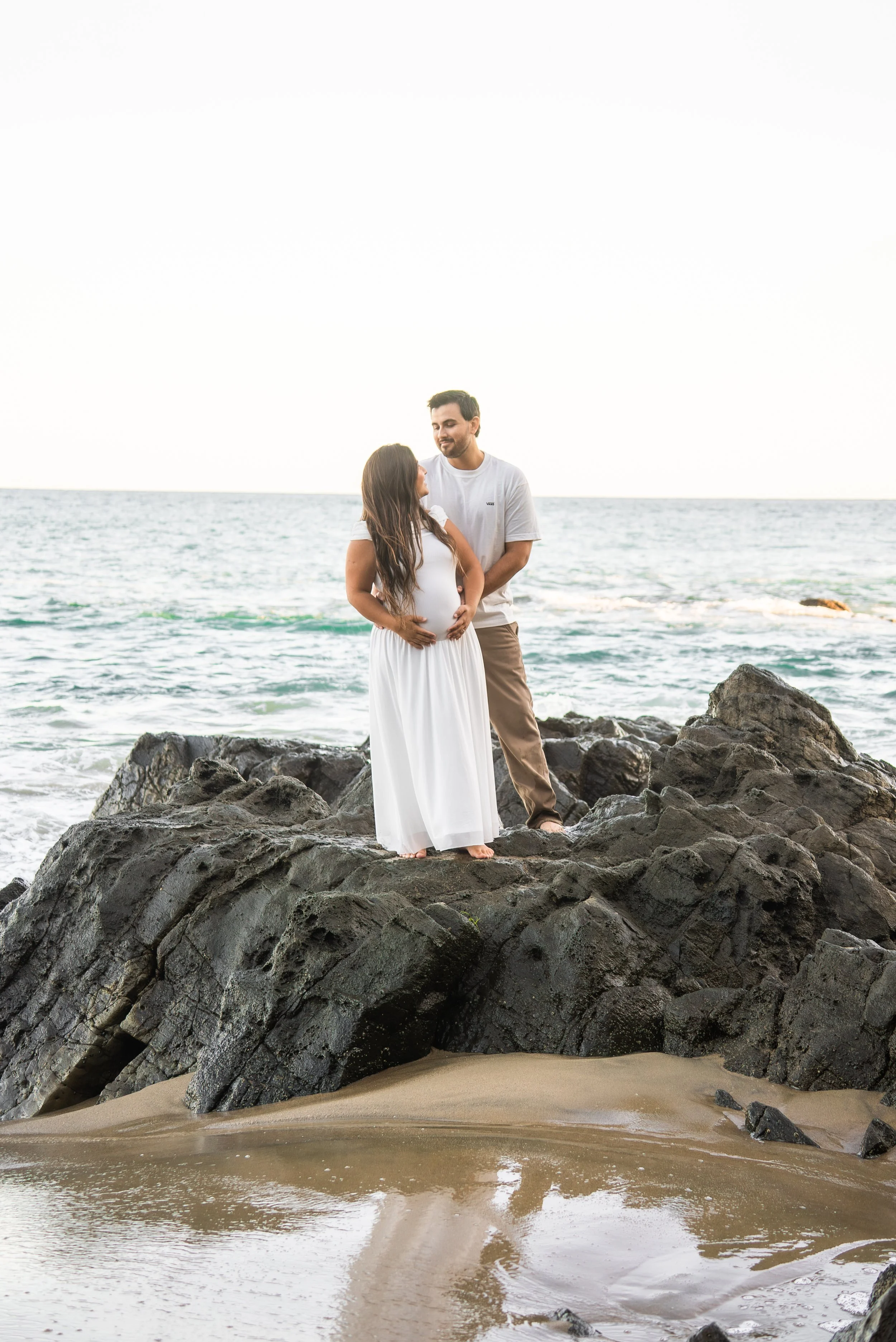 crescent-bay-beach-laguna-beach-ca-maternity-session-rocks-hug.jpg