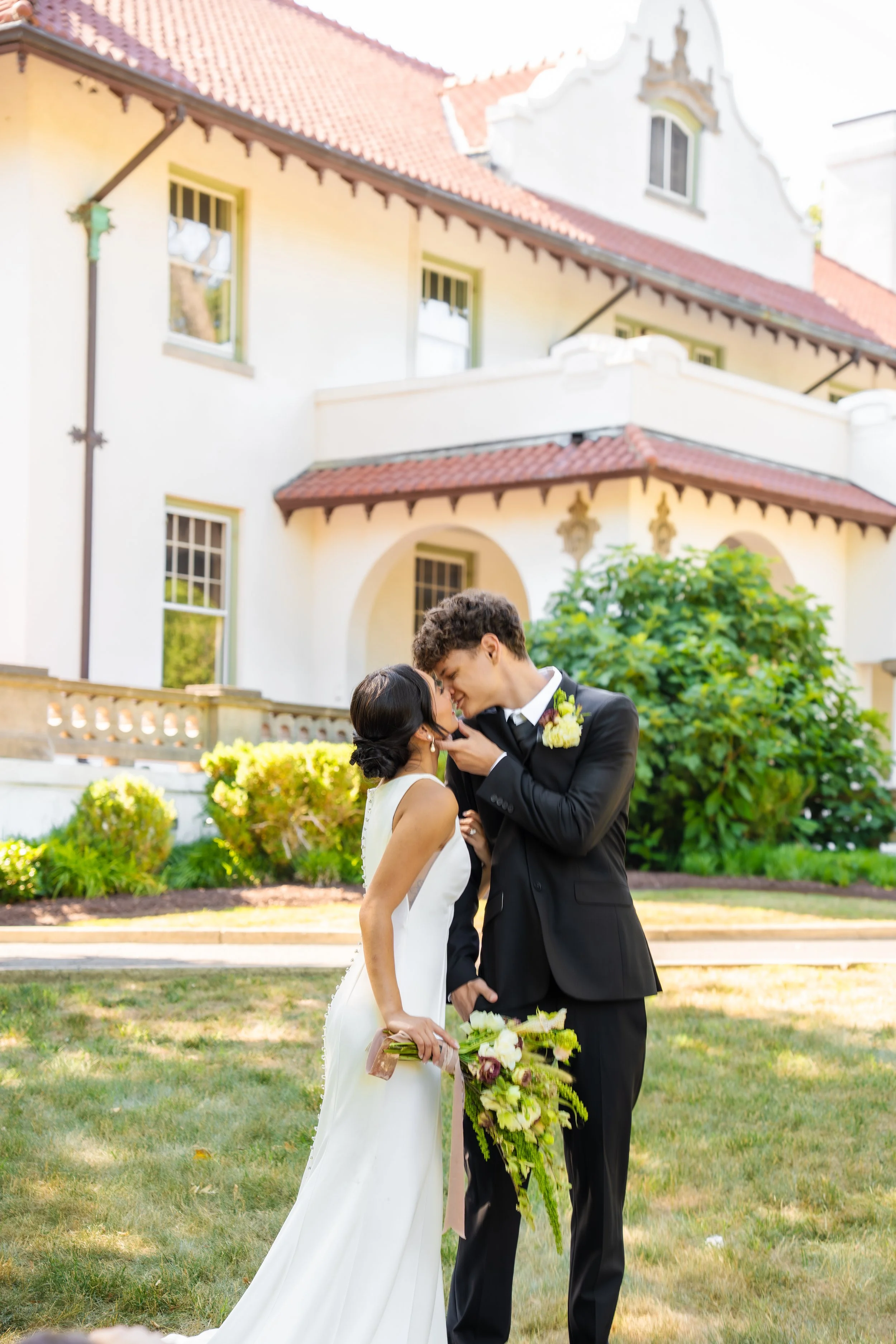 hill-house-durham-nc-wedding-estate-kiss.jpg