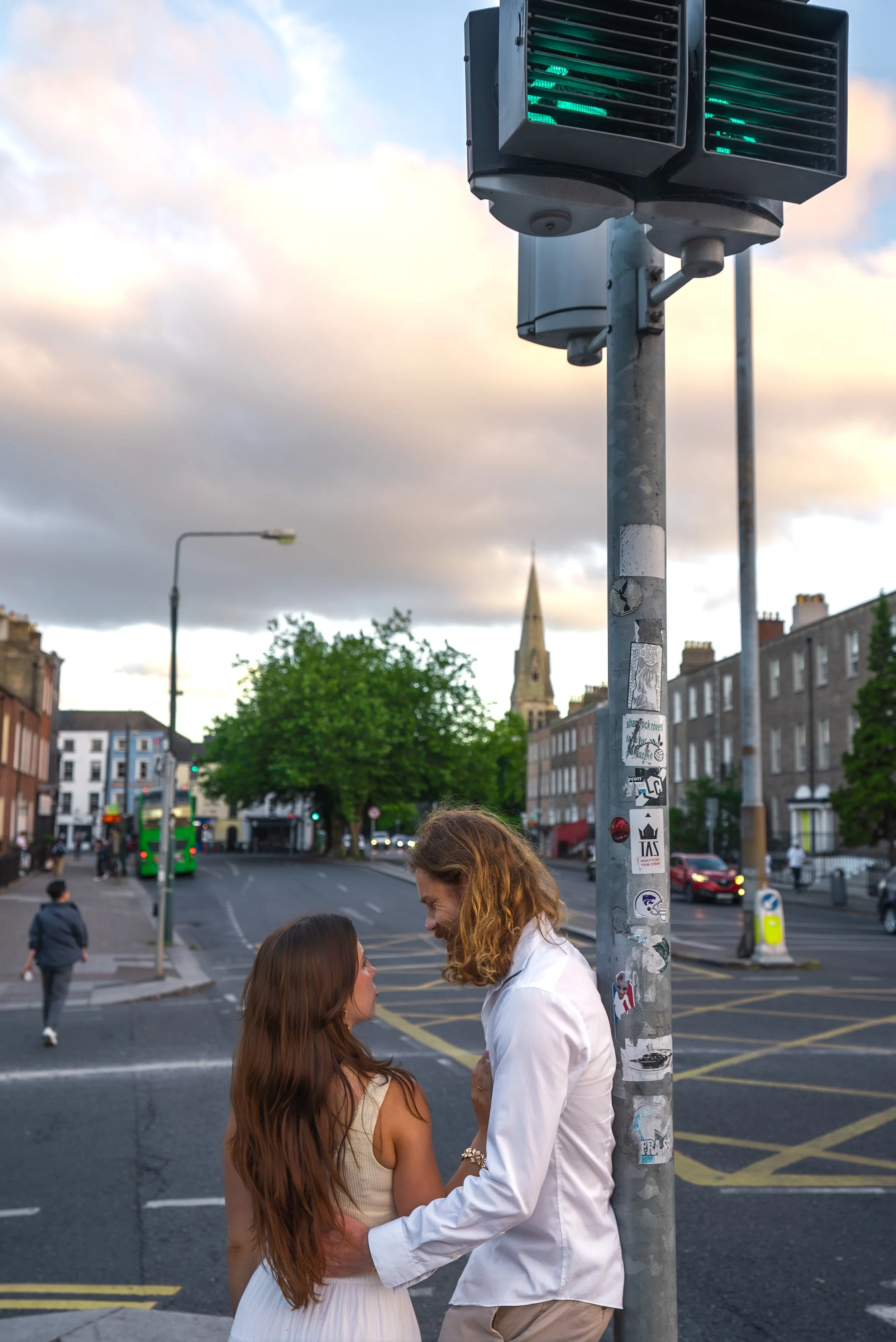 dublin-ireland-couples-photographer-city-street-embrace.jpg