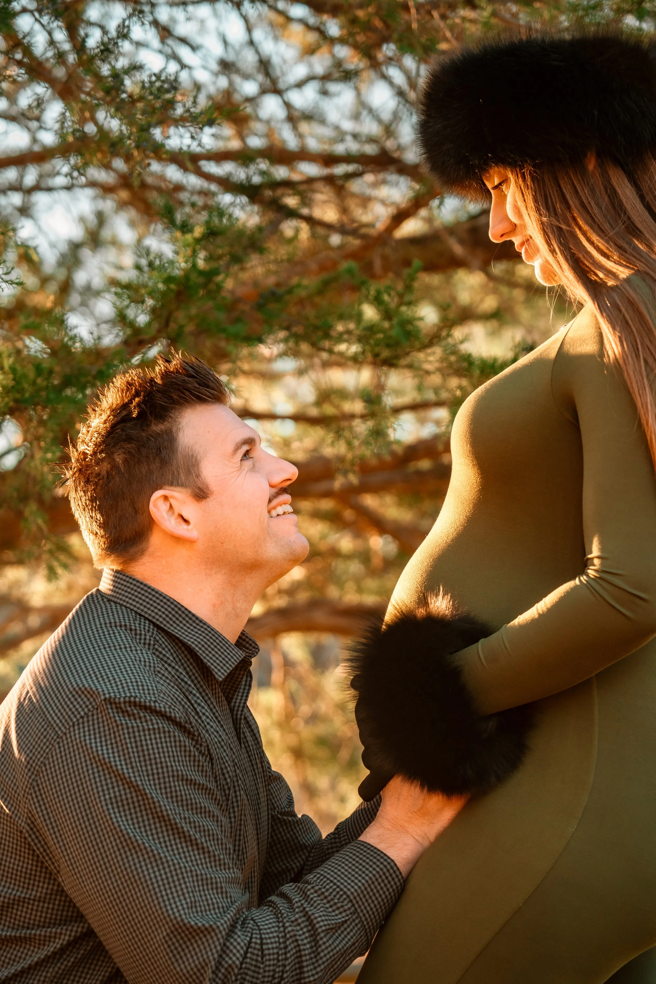 north-carolina-maternity-photographer-dad-looking-at-bump.JPG