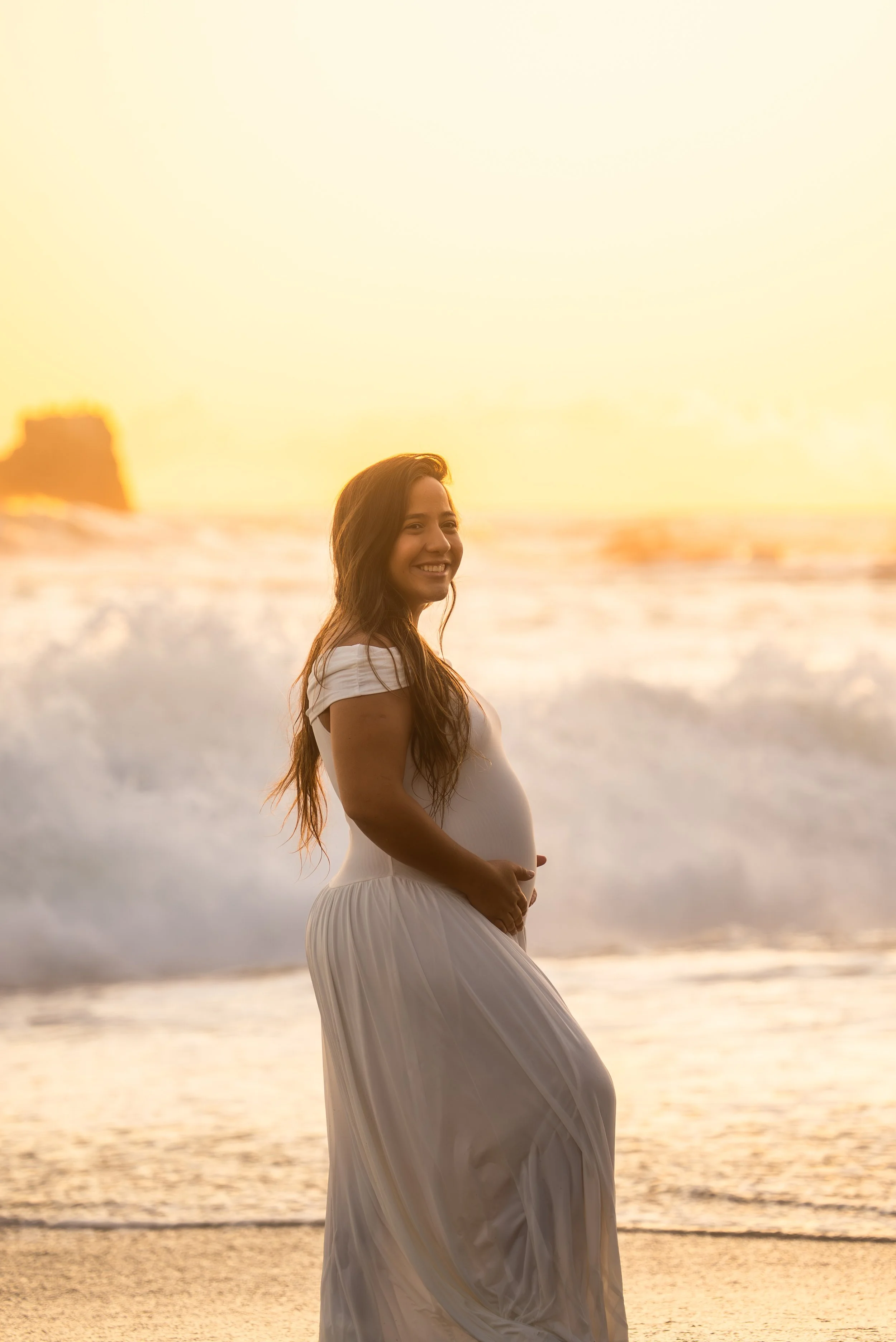 crescent-bay-beach-laguna-beach-ca-maternity-session-wave-backlight.jpg