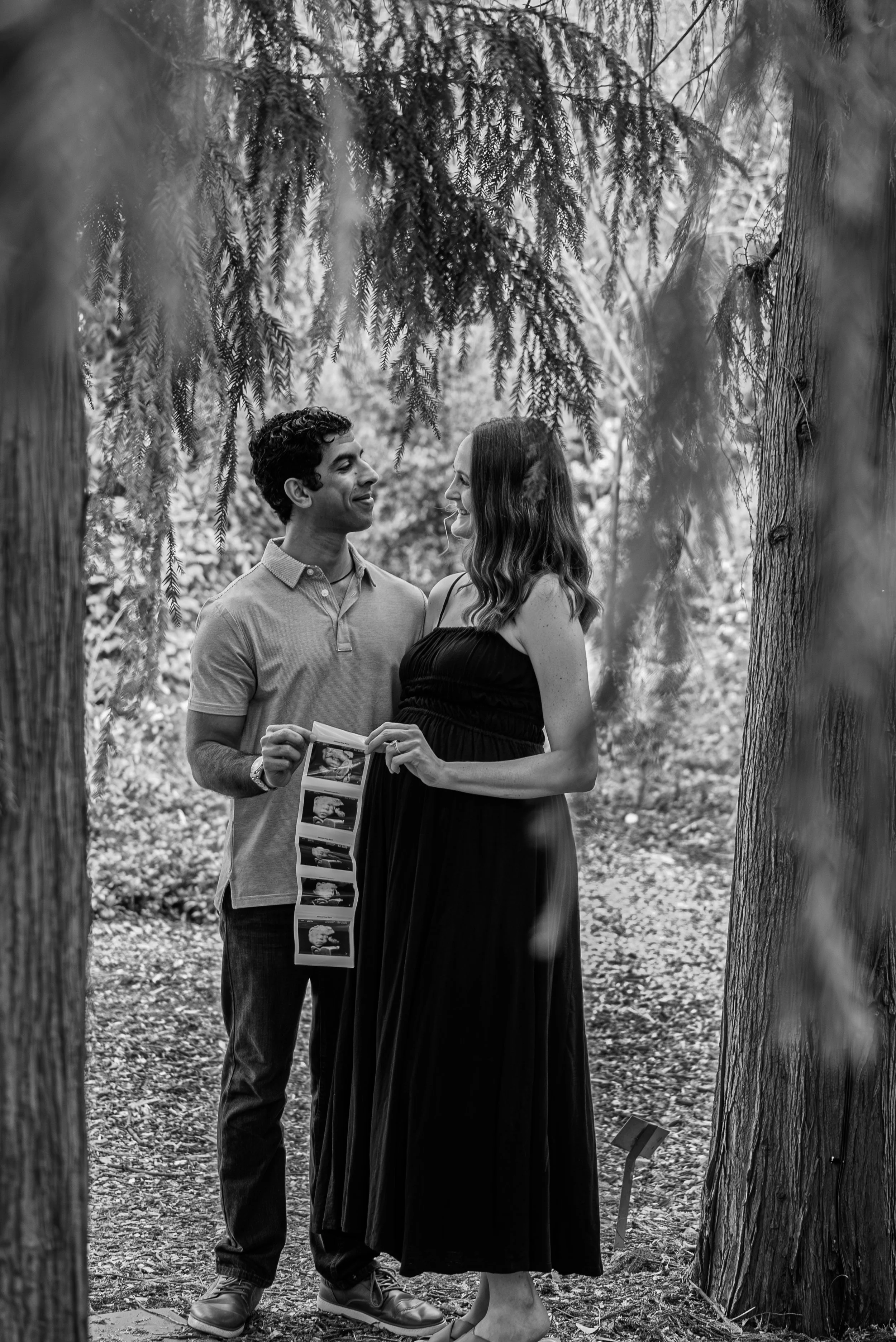 jc-raulston-arboretum-raleigh-nc-maternity-session-black-and-white-garden.jpg