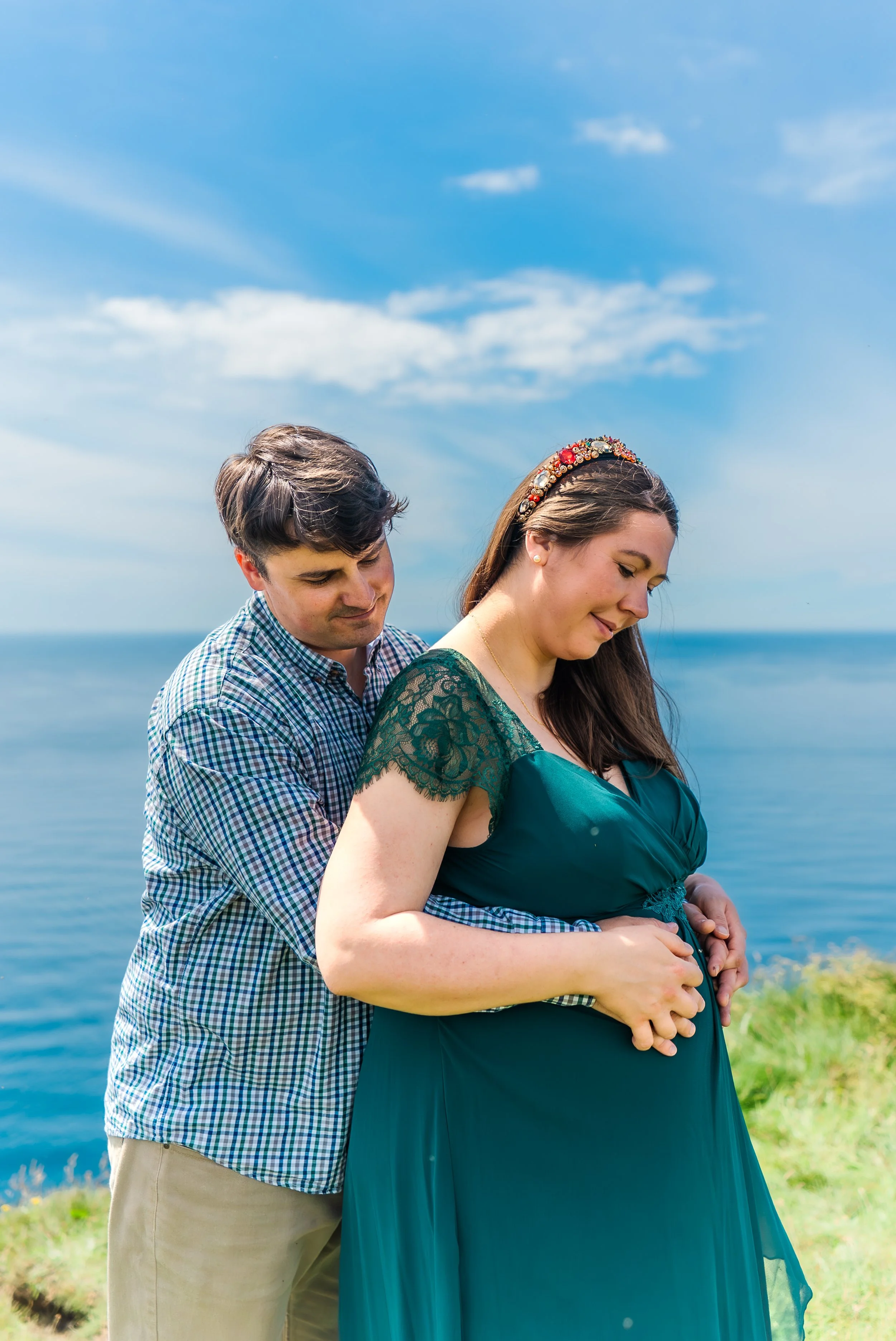 cliffs-of-moher-county-clare-ireland-maternity-session-close-embrace.jpg