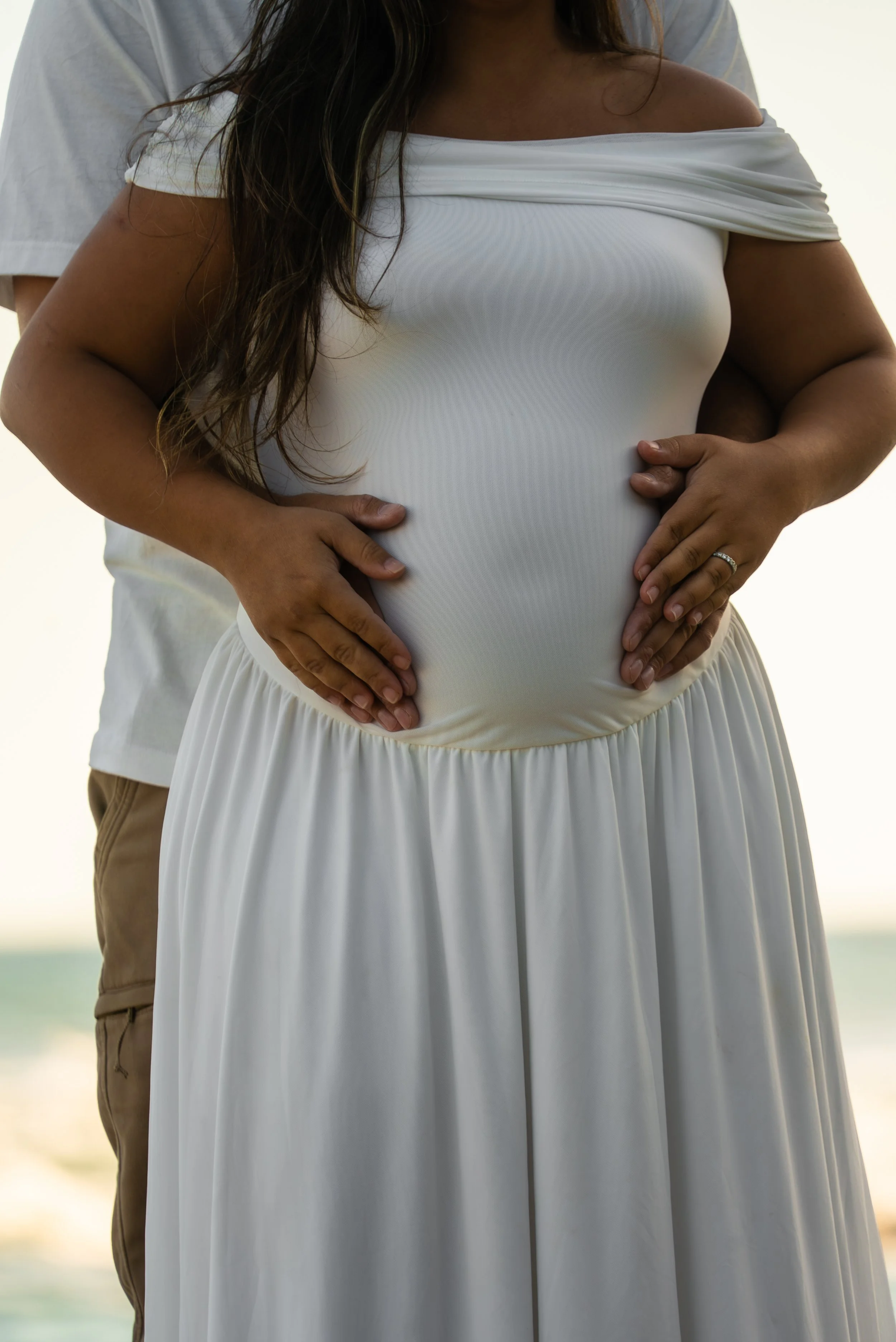 crescent-bay-beach-laguna-beach-ca-maternity-session-baby-bump-detail.jpg
