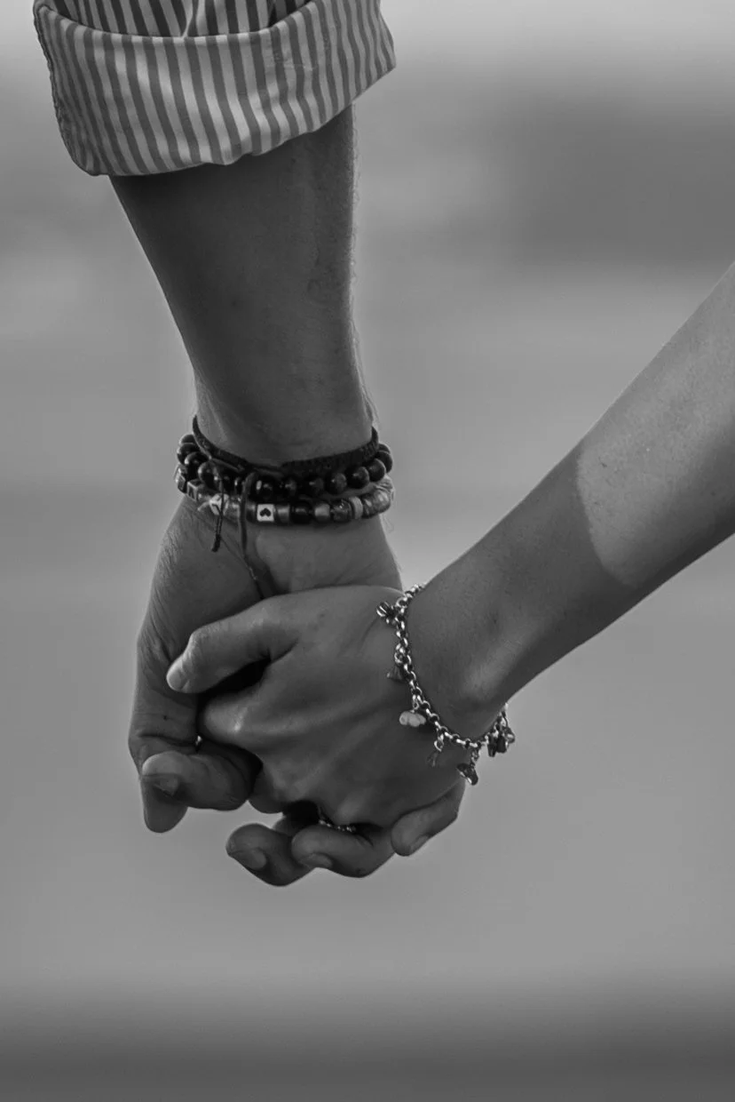 griffith-observatory-los-angeles-couples-session-holding-hands-detail.jpg