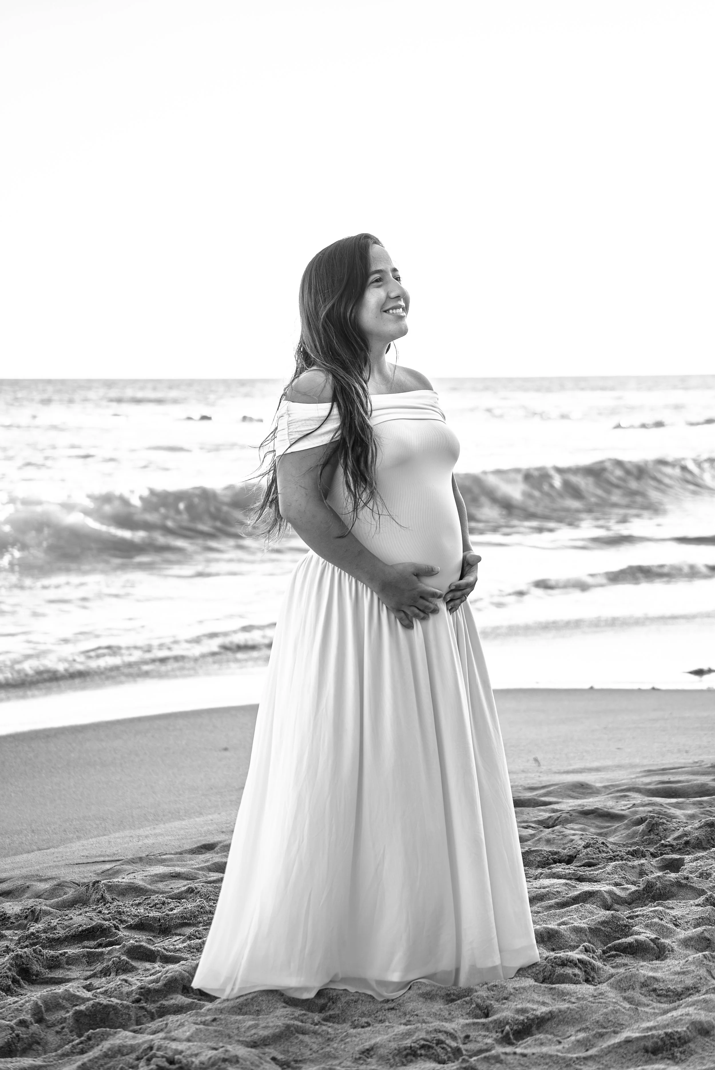 crescent-bay-beach-laguna-beach-ca-maternity-session-black-and-white-maternity.jpg