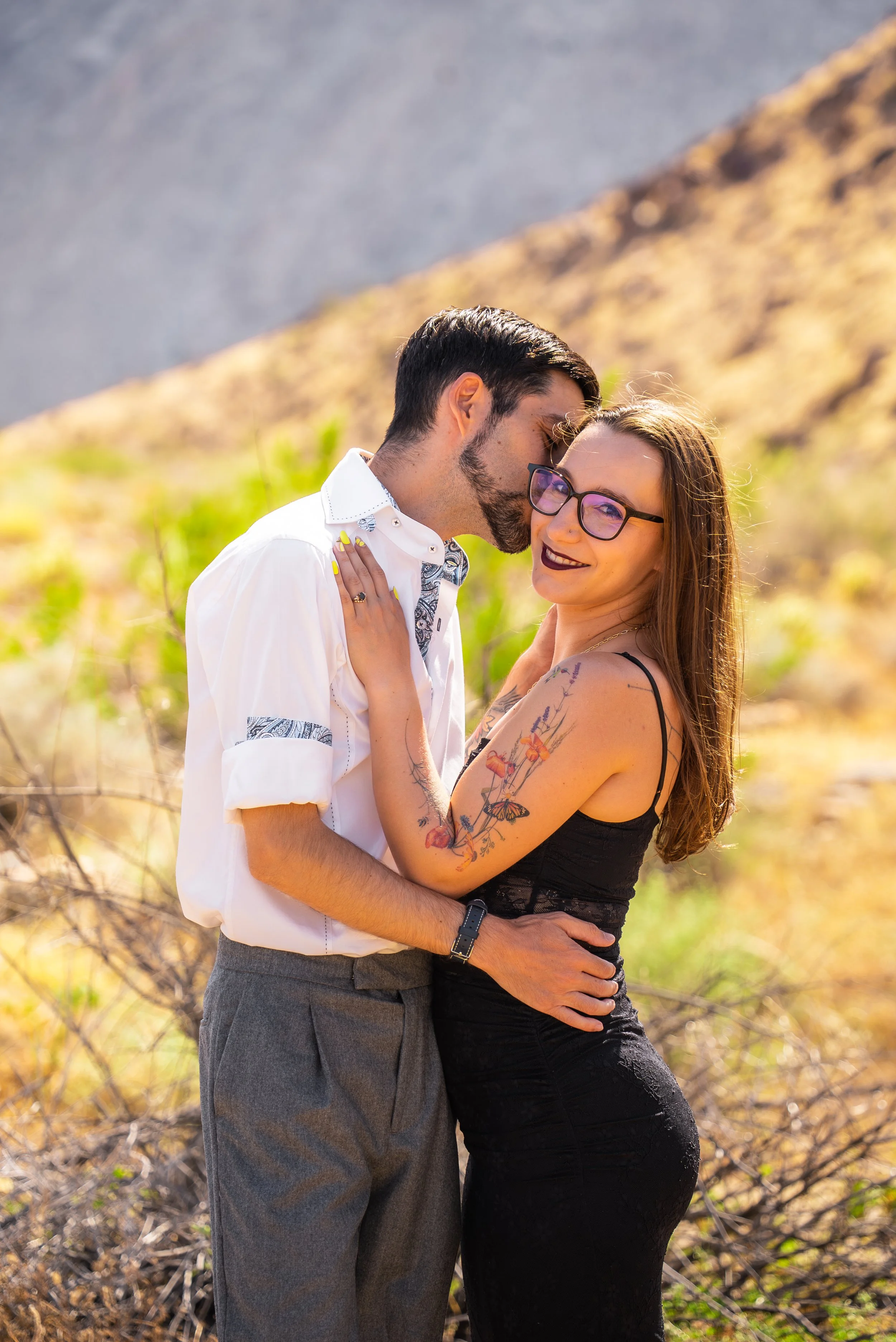 anza-borrego-couples-photographer-candid-embrace.jpg