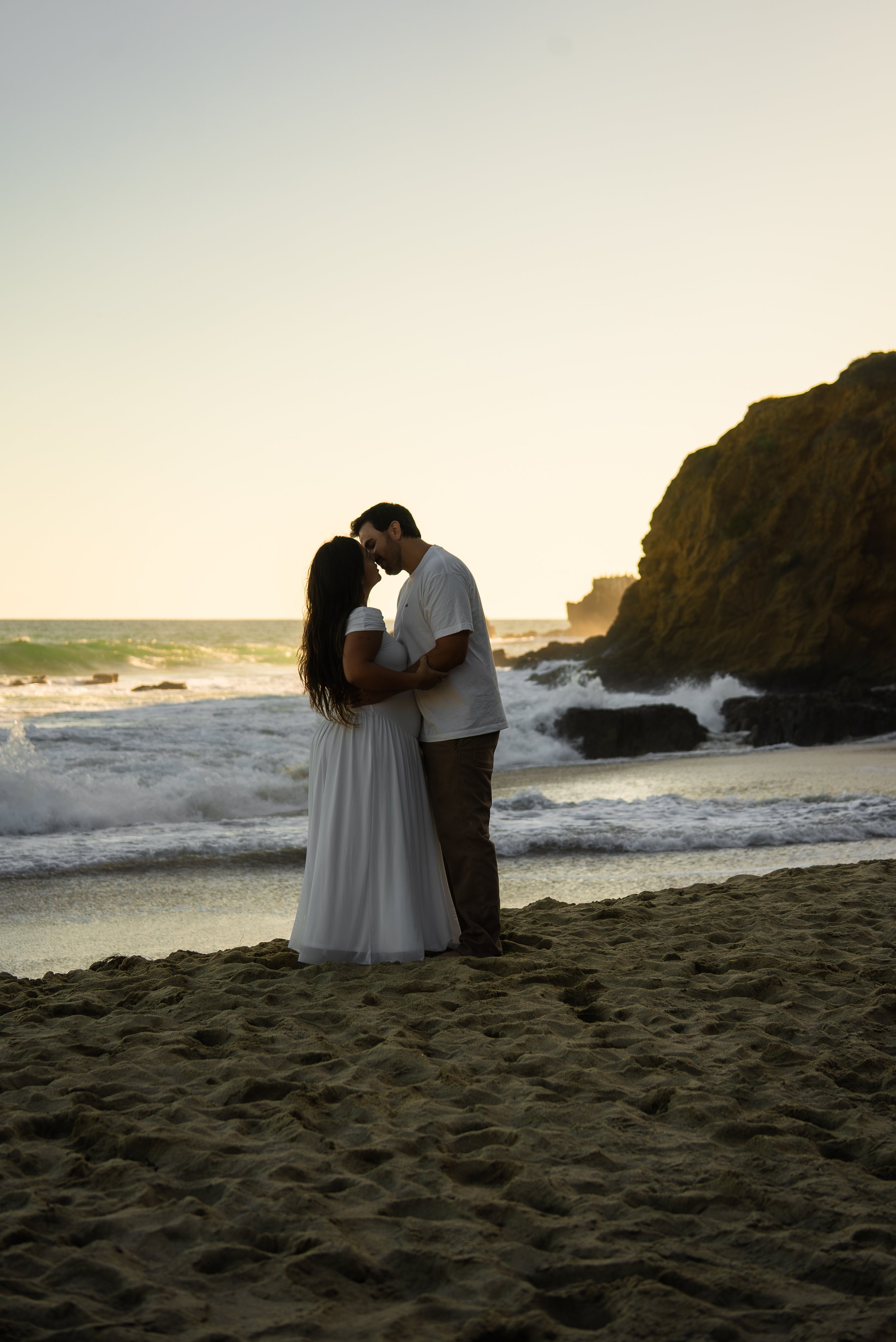crescent-bay-beach-laguna-beach-ca-maternity-session-sunset-kiss.jpg
