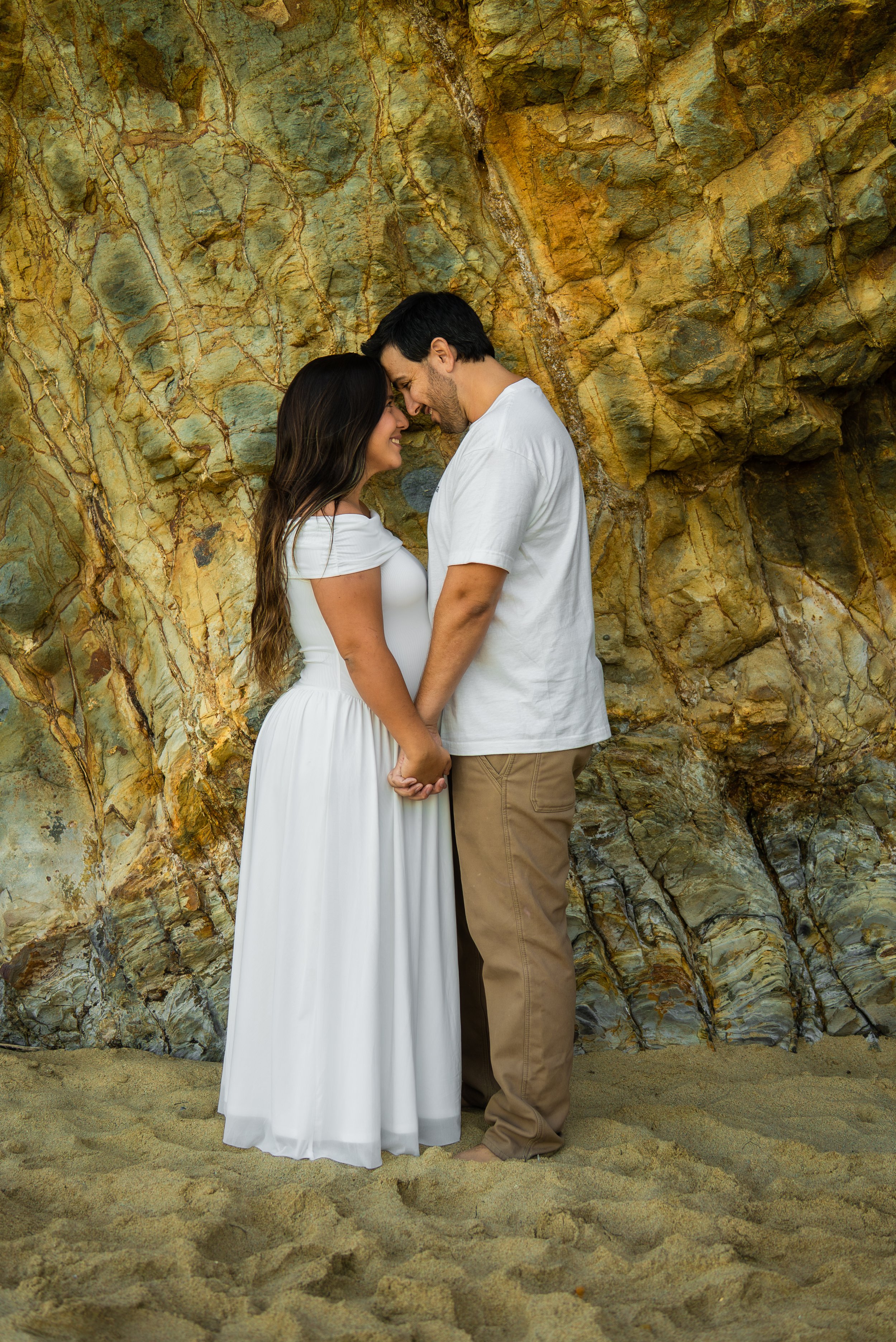 crescent-bay-beach-laguna-beach-ca-maternity-session-rock-wall-kiss.jpg