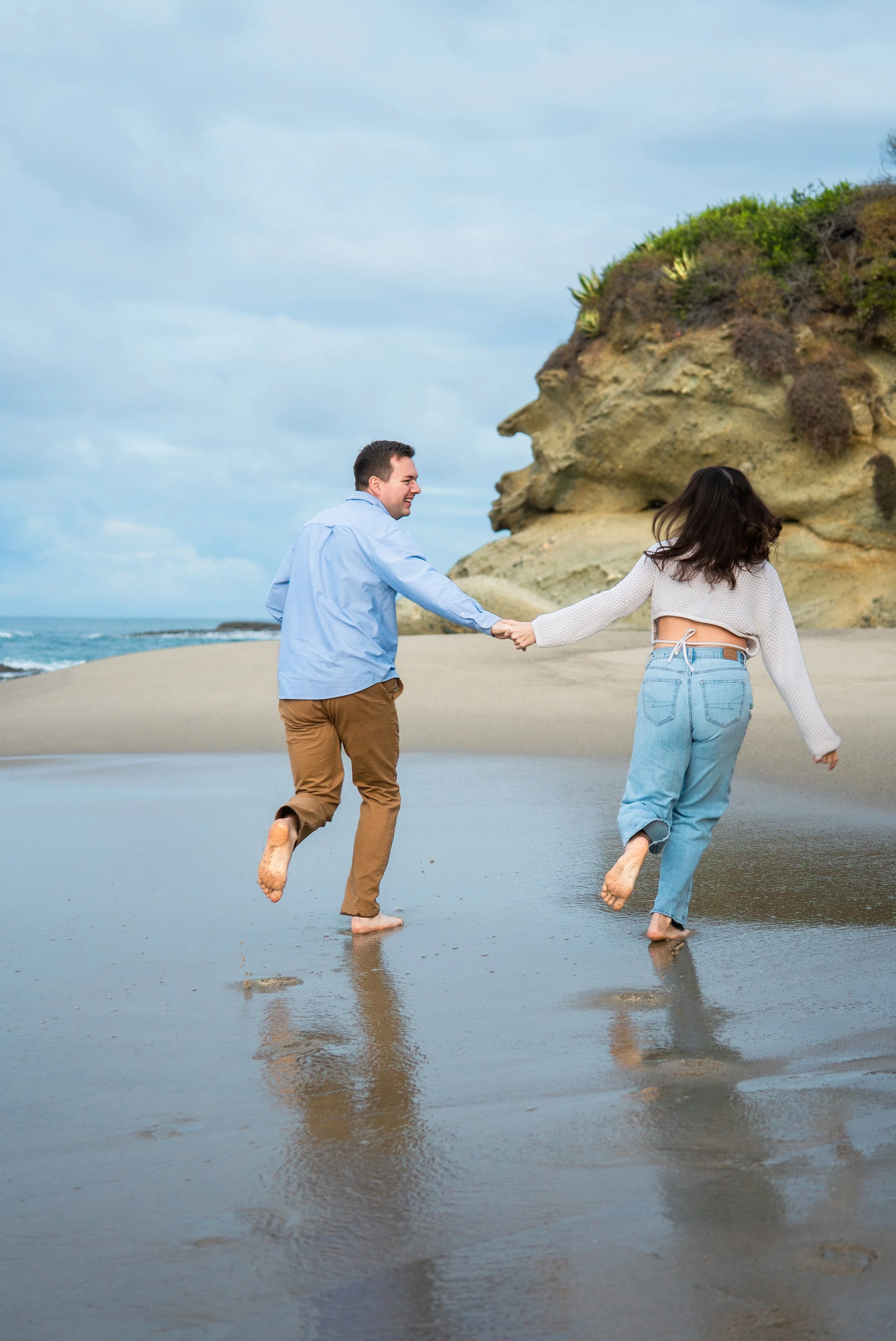 laguna-beach-couples-photographer-running-on-beach.jpg