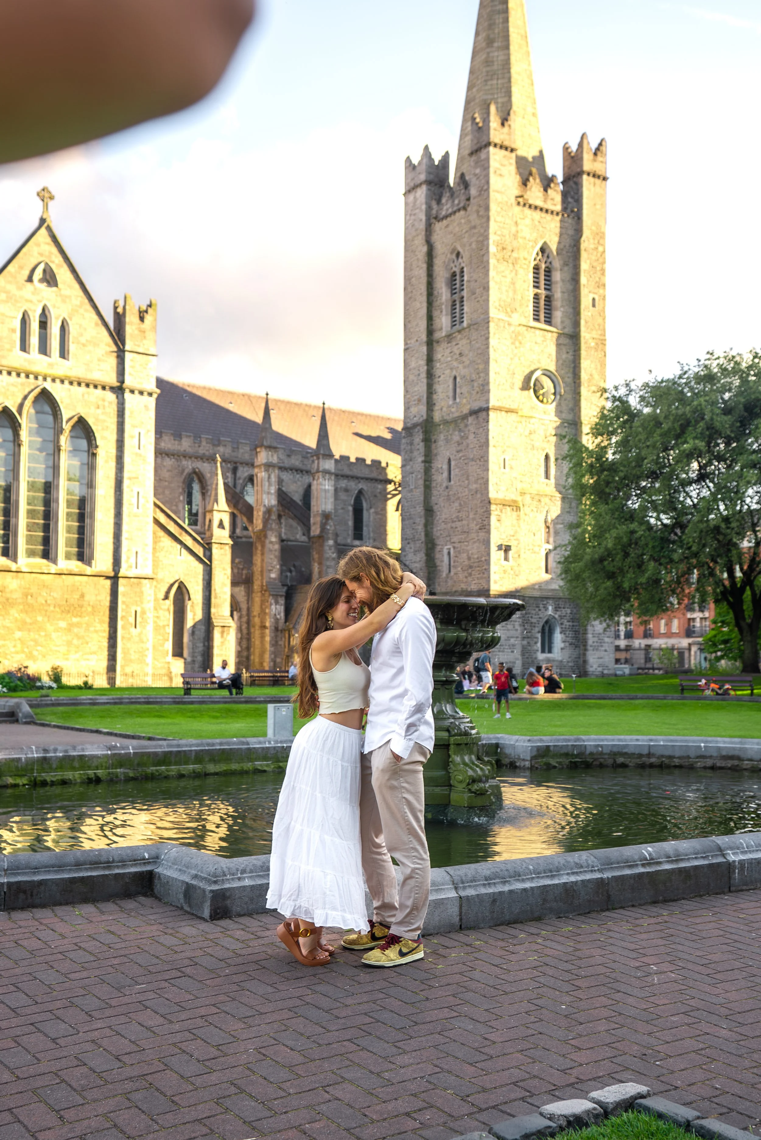 dublin-ireland-couples-photographer-cathedral-fountain.jpg