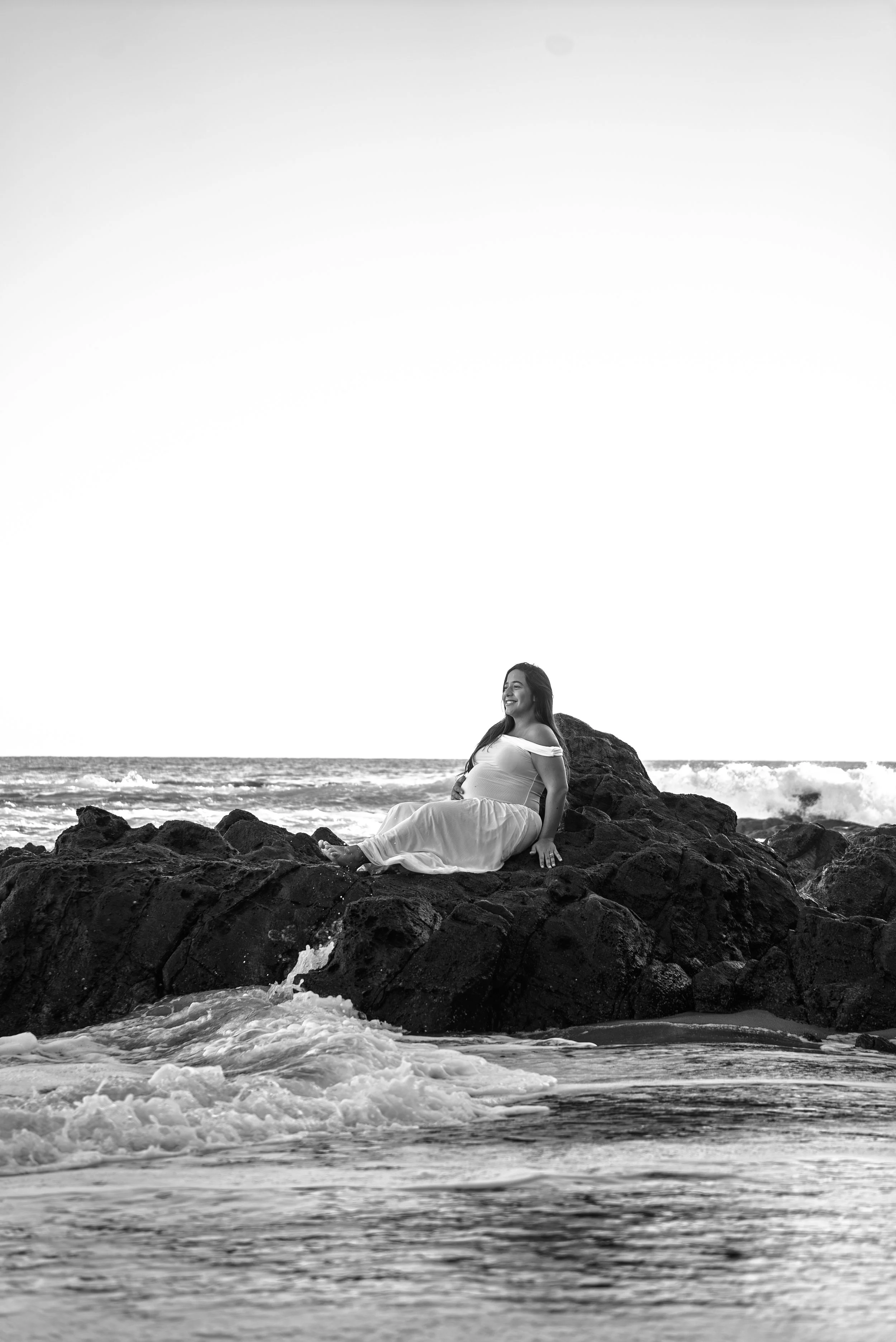 crescent-bay-beach-laguna-beach-ca-maternity-session-black-and-white-rocks.jpg