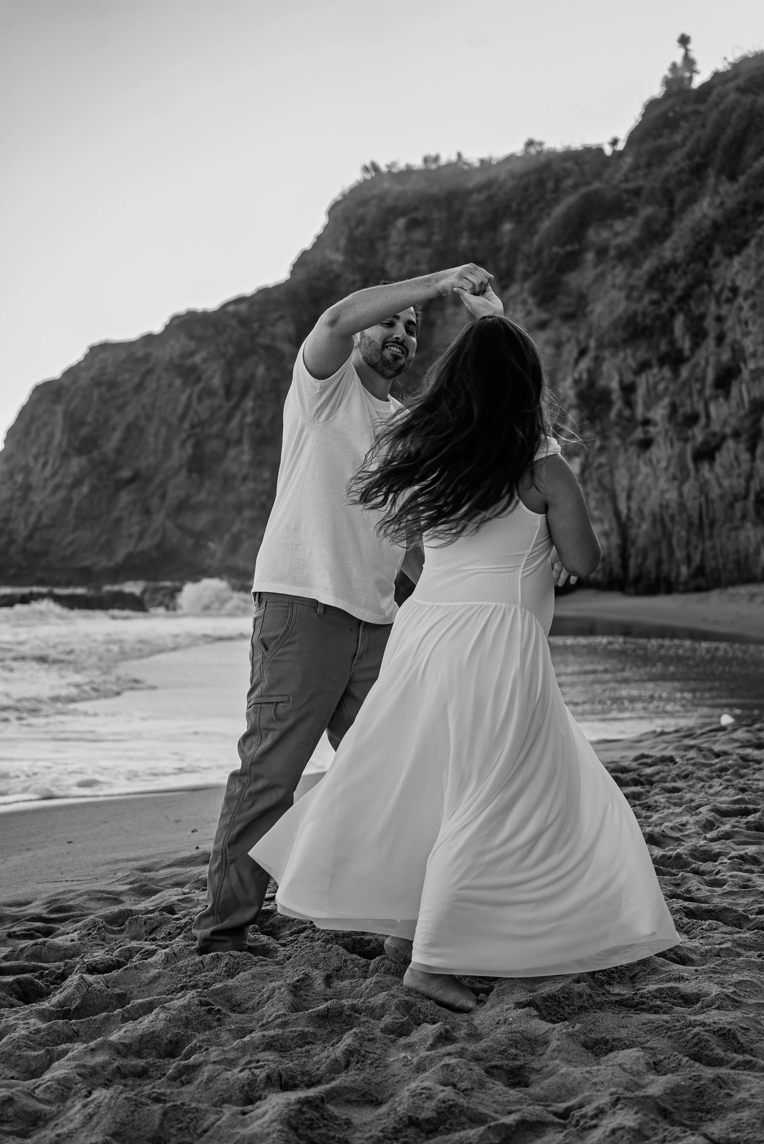 crescent-bay-beach-laguna-beach-ca-maternity-session-black-and-white-twirl.jpg