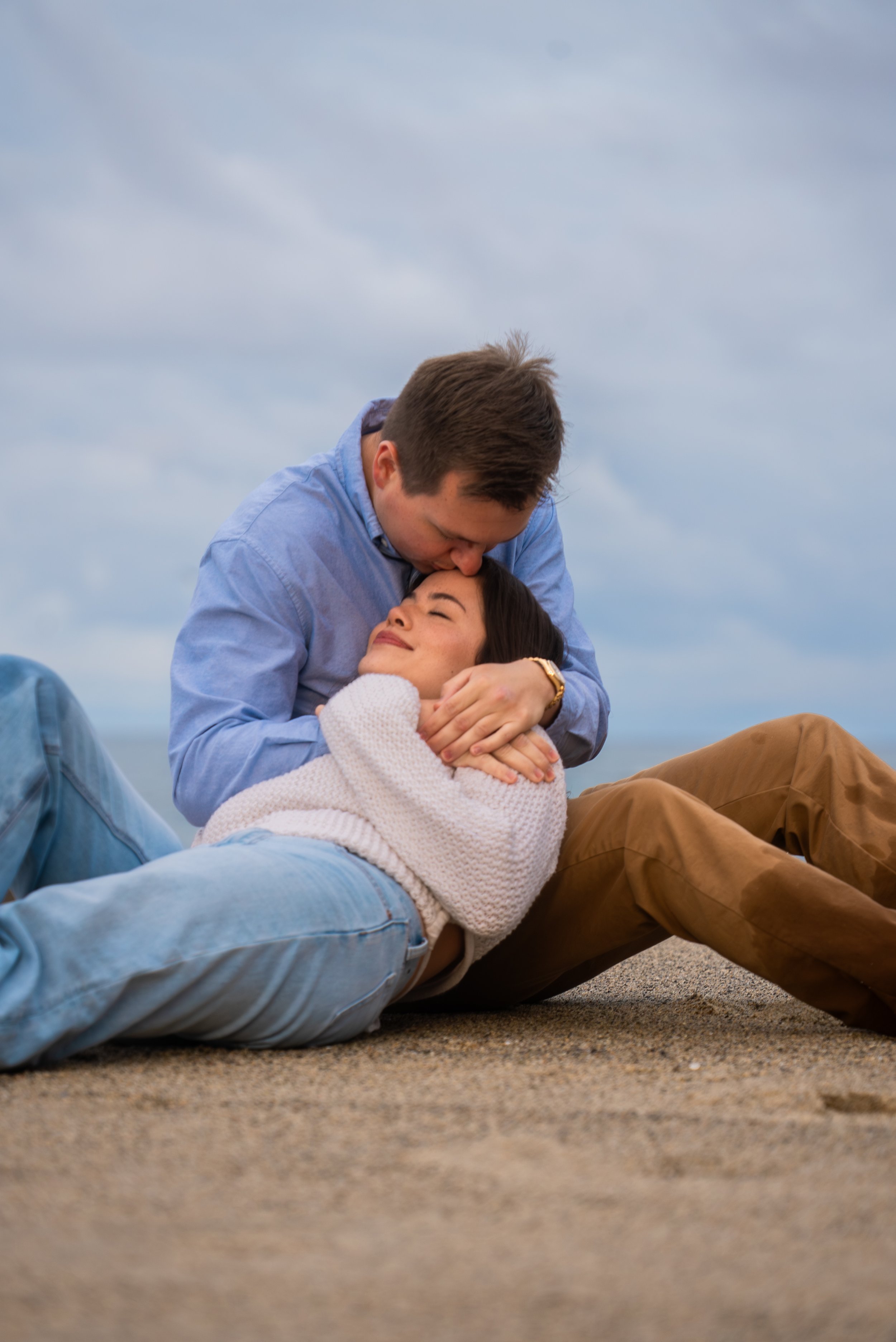 laguna-beach-couples-photographer-couple-laughing-on-sand.jpg