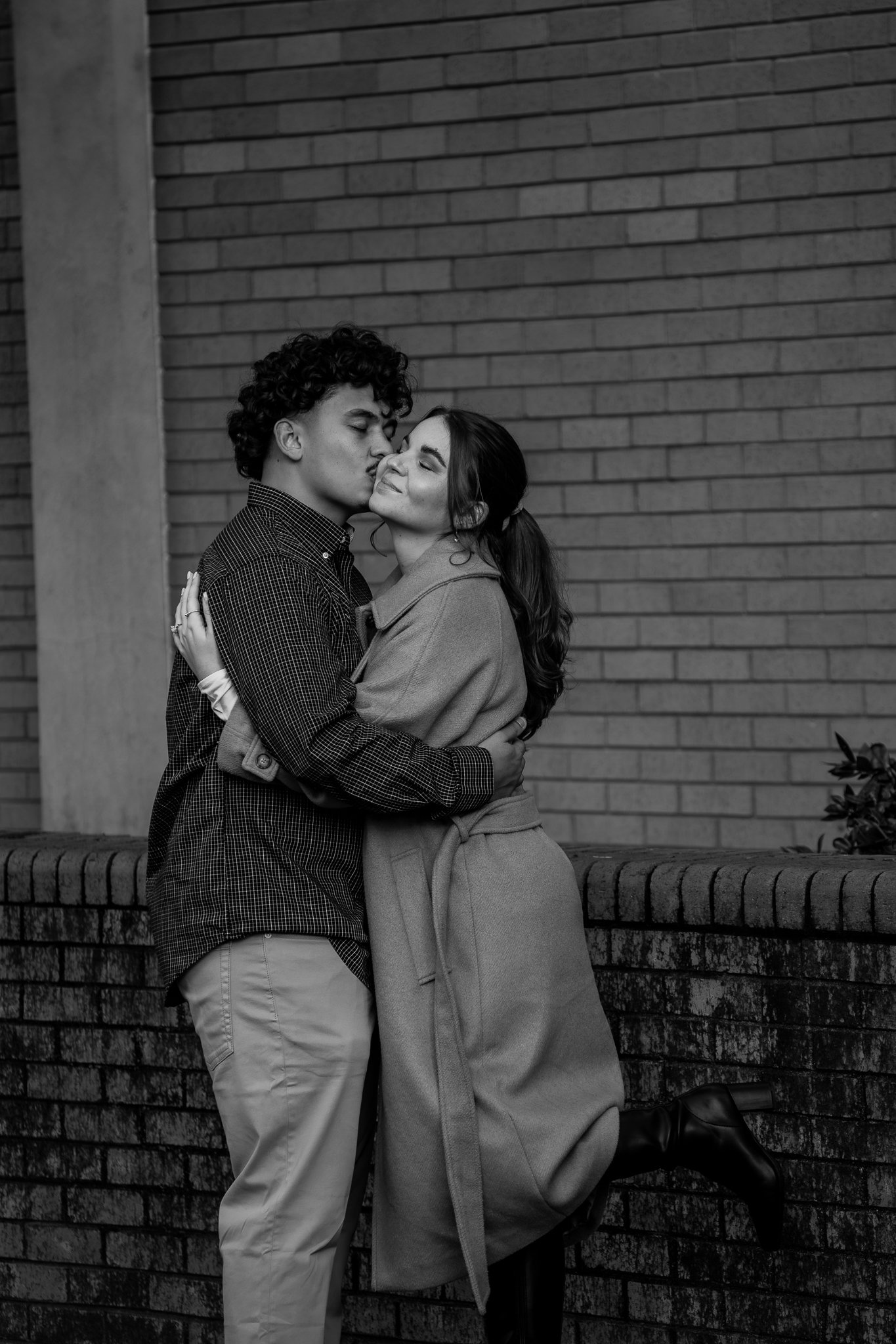 downtown-smithfield-nc-couples-session-black-and-white-kiss.jpg