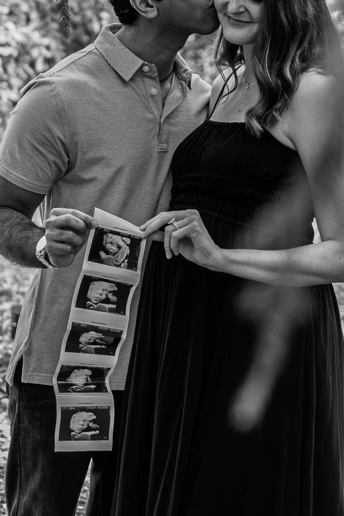jc-raulston-arboretum-raleigh-nc-maternity-session-black-and-white-ultrasound.jpg